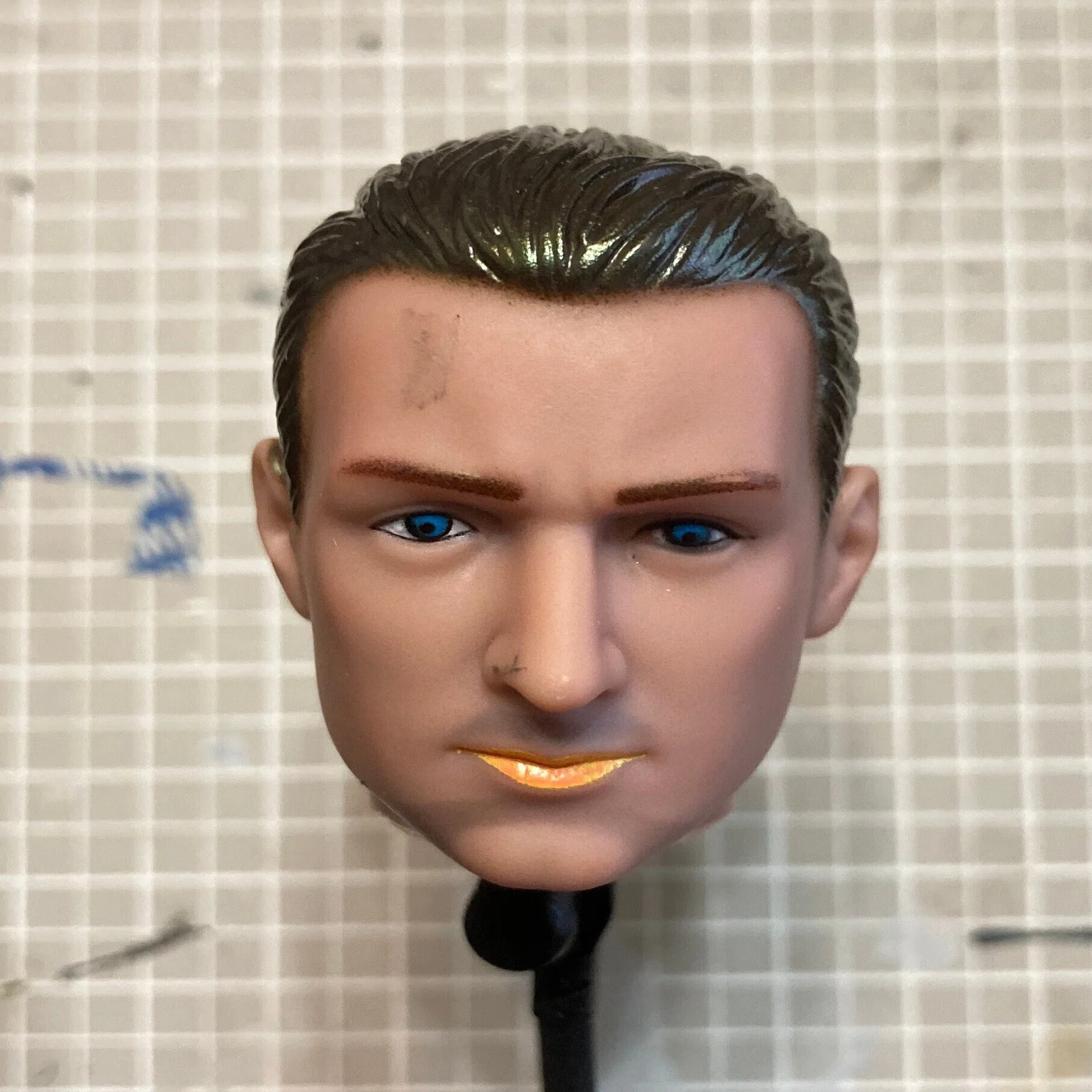 激安フィギュアのヘッド 1/6 をリアルにリペイントしてみた vol.1 