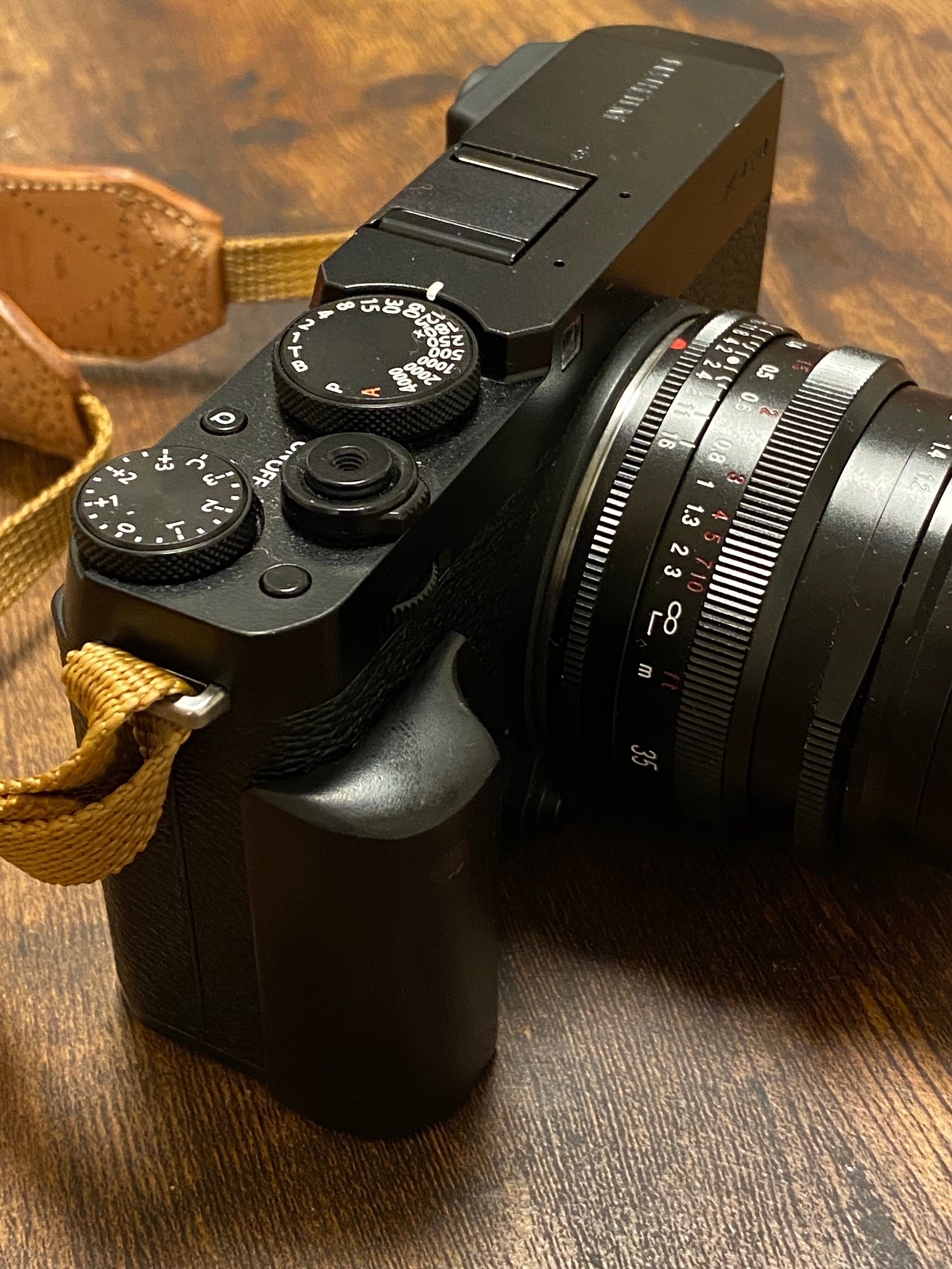 Fujifilm X-E4 ミラーレス一眼 レンズキット　ブラック　グリップ付き X-E4-B ミラーレス一眼カメラ XC15-45mmレンズキット ブラック