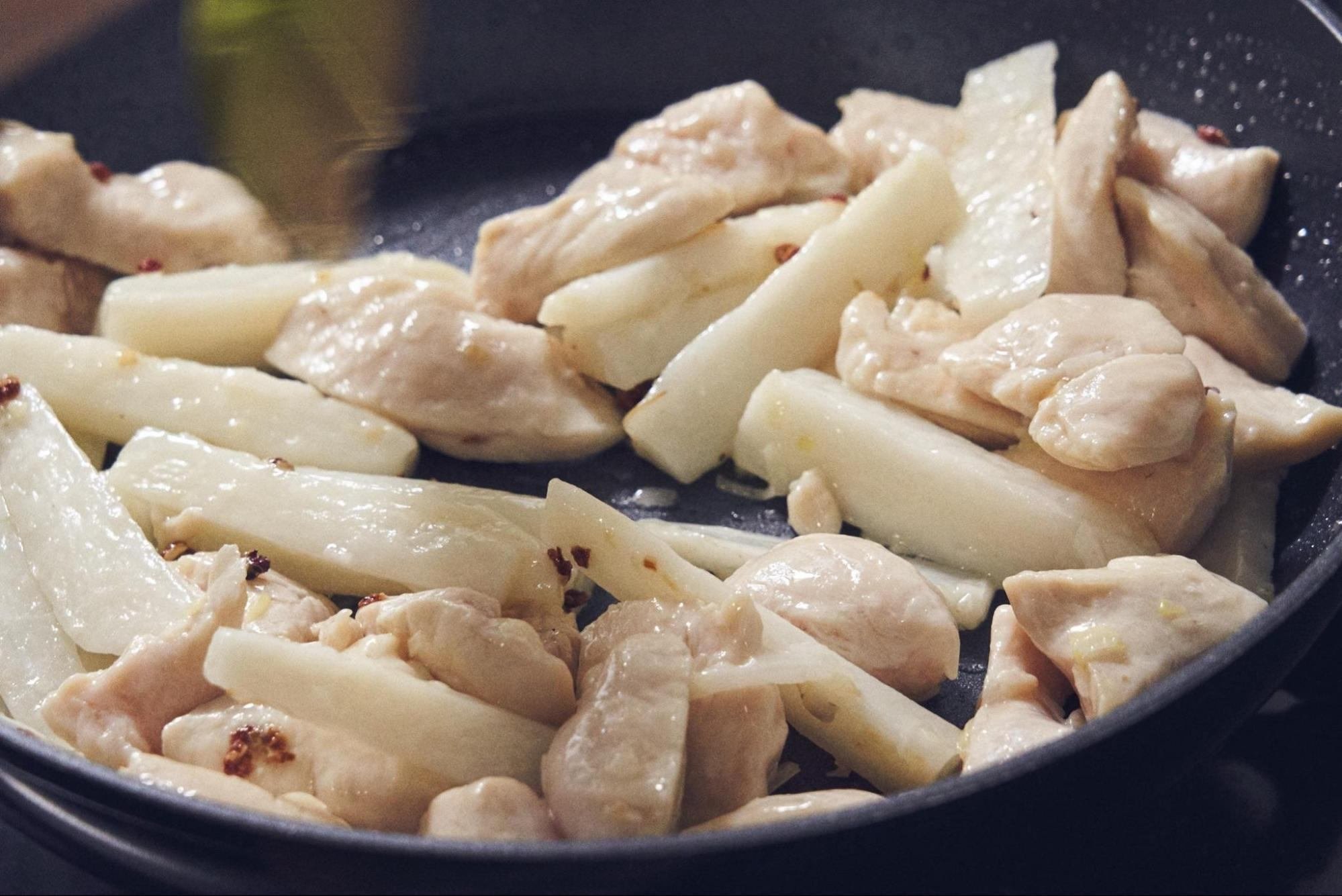 長芋と胸肉の花椒炒め ちゅるホク ビリリ 旨味が濃い お箸が止まらなくなる絶品料理が出来ました 旬とスパイス エスビー食品 長芋と胸肉の花椒炒め ちゅるホク ビリリ 旨味が濃い お箸が止まらなくなる絶品料理が出来ました 旬とスパイス エスビー食品