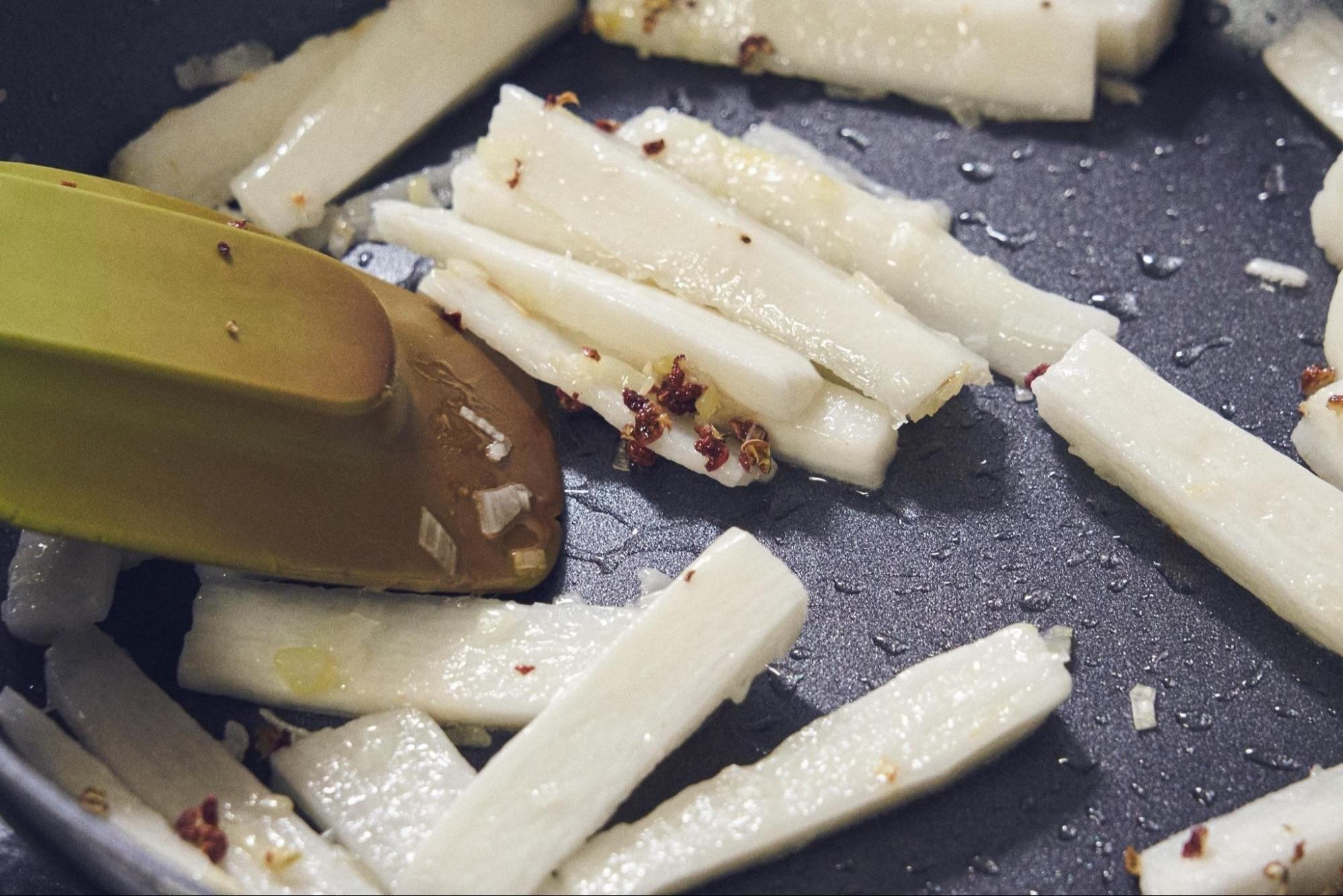 長芋と胸肉の花椒炒め ちゅるホク ビリリ 旨味が濃い お箸が止まらなくなる絶品料理が出来ました 旬とスパイス エスビー食品 長芋と胸肉の花椒炒め ちゅるホク ビリリ 旨味が濃い お箸が止まらなくなる絶品料理が出来ました 旬とスパイス エスビー食品