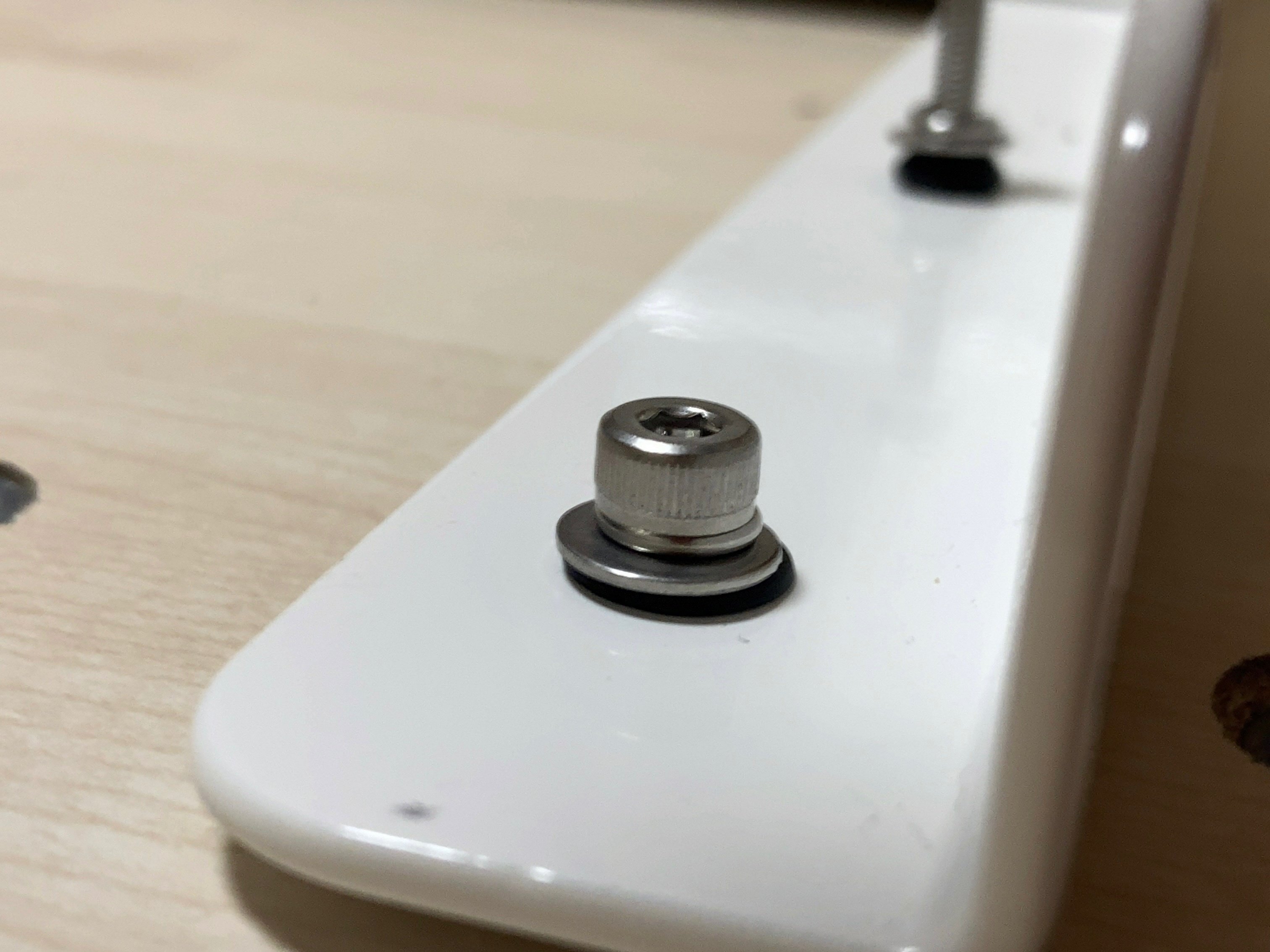 電動昇降デスク(Flexispot)の鬼目ナット化｜tan^2