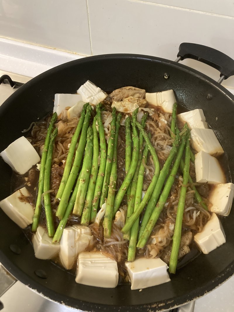 今日は体調不良。こんな日はフライパン一つで〜♪どかんと鍋でご飯！冷蔵庫にまだ焼肉ダレがあったはず、、、作って置いて助かったー。お肉に野菜、お豆腐を中華鍋にぎゃうぎゅ積み重ねて、焼肉ダレをしっかりかけたら、蓋を閉めて煮るだけ。今回はニラが無かったので、タイ産アスパラガスで緑を追加。それにしても焼肉だれと白ご飯は間違い無い組み合わせ😋