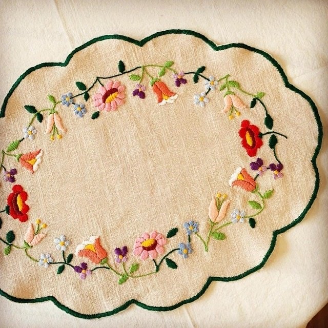 刺繍テーブルセンター創価大学本部棟落成記念 桐の箱入り 刺繍テーブルセンター創価大学本部棟落成記念 桐の箱入り 刺繍テーブル