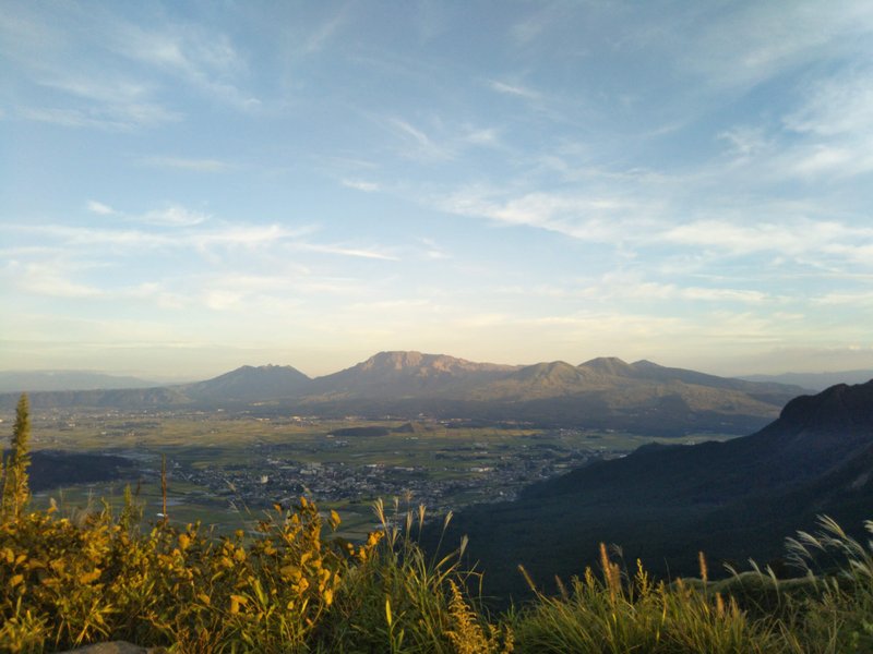 はい！毎週日曜の、もう夜になりましたが恒例の、写真からパワーもらいまくるよ、のお時間です。　今日は熊本県阿蘇市の「阿蘇の山々」です。なぜ、「山々」と言ったのか？「阿蘇山」という山はないのです(^^)　５つの山を中心にいろんな山や火口を含めて「阿蘇山」というのです。詳しくはネットで語られているので、ここでは割愛(^^;)　あっという間に１月も過ぎていきますね・・・まあ、明日からも、ぼちぼちと・・・(^^;)