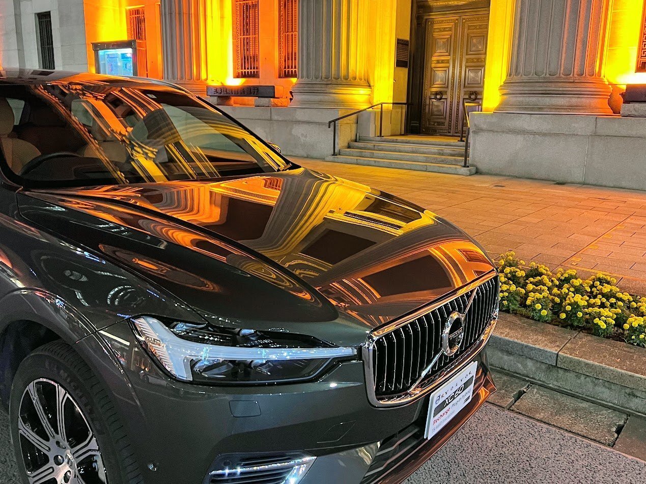 ボルボ百景89 夜の三井本館。列柱とXC60｜久米 信行