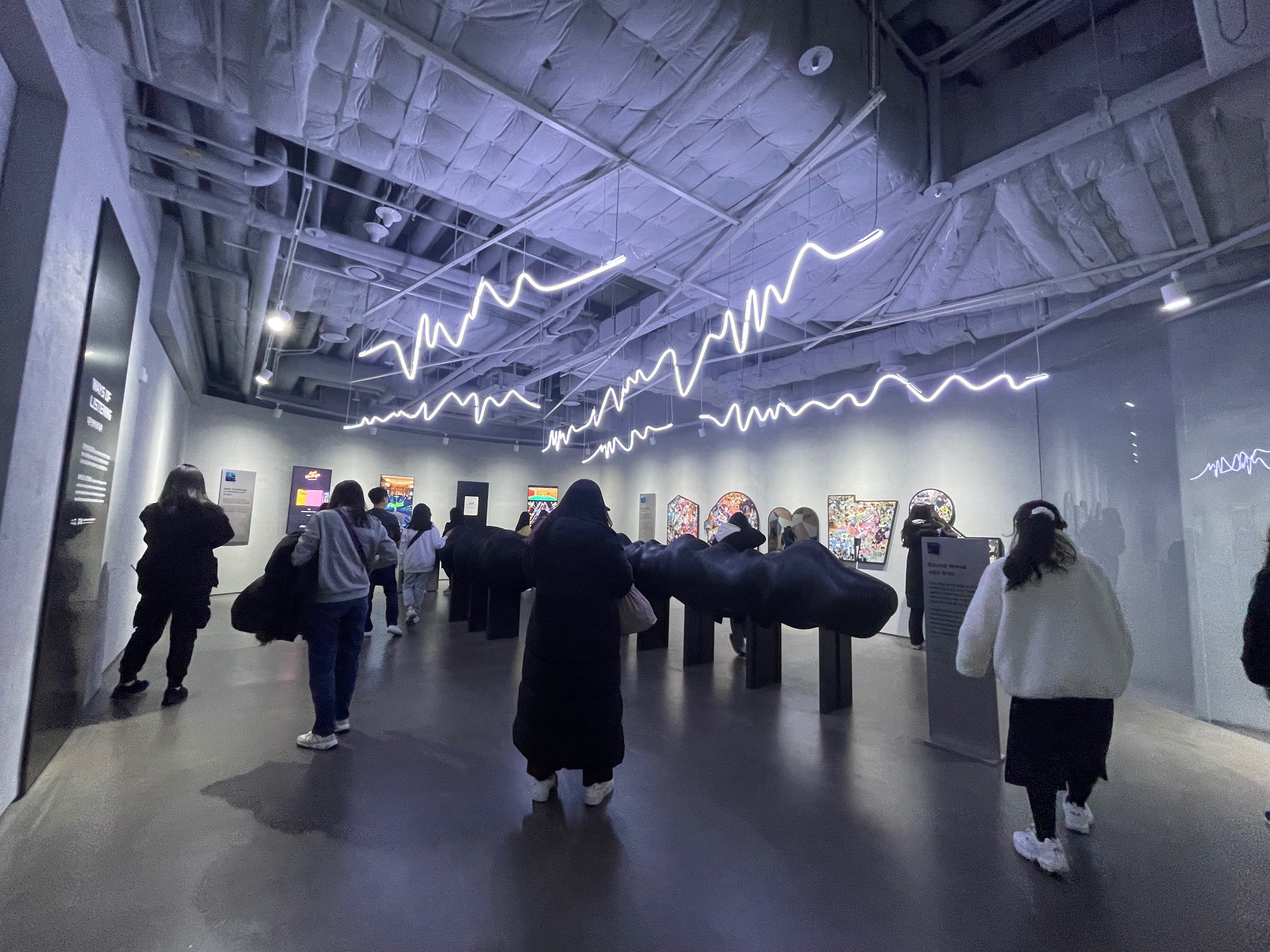 BTS ハイブインサイトミュージアム　ポスターセット等 BTSミュージアム「HYBE INSIGHT」がついにオープン！！内装