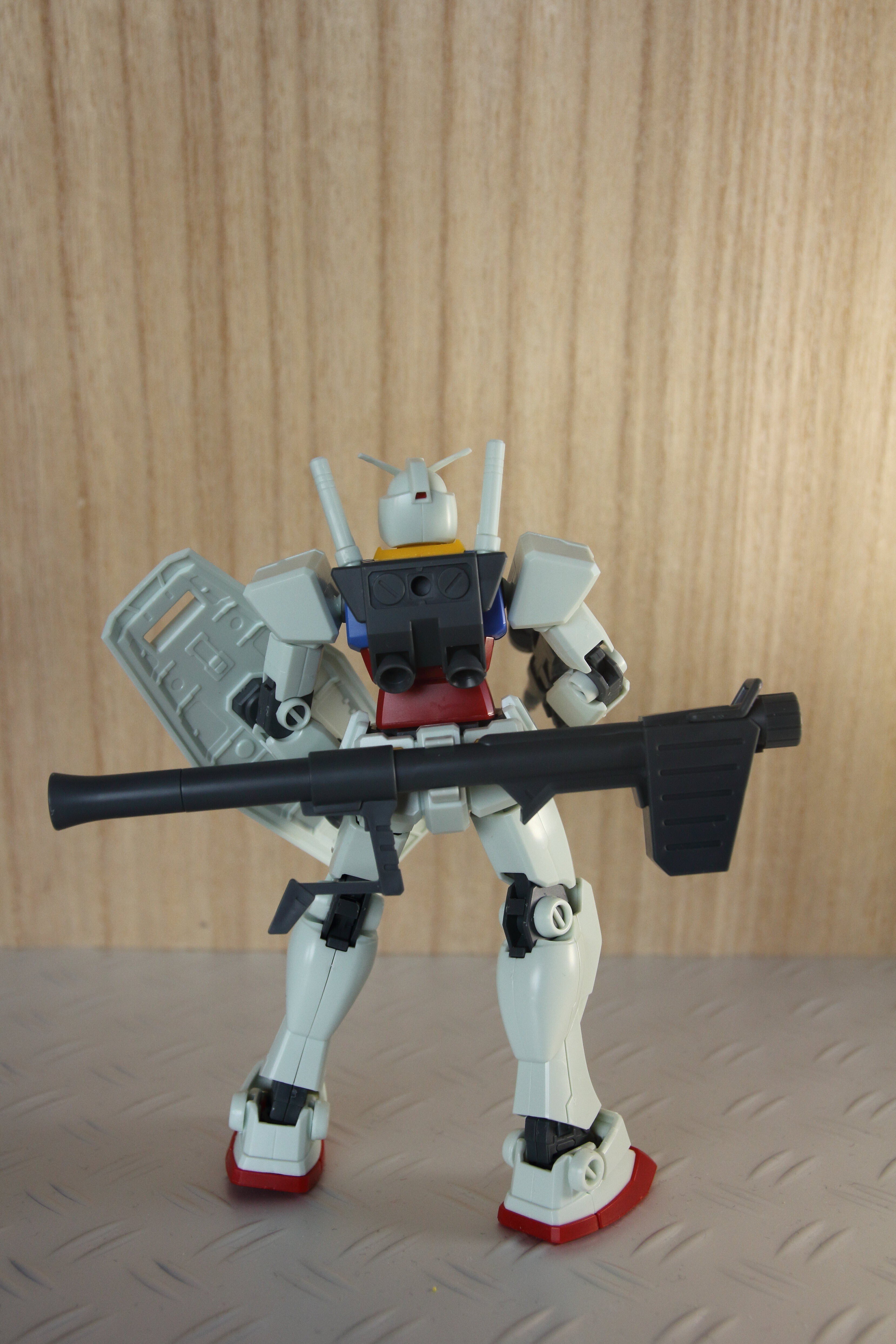 すけ（嫁）、はじめてのガンプラ製作にいそしむ ＃素組み｜きちとすけ