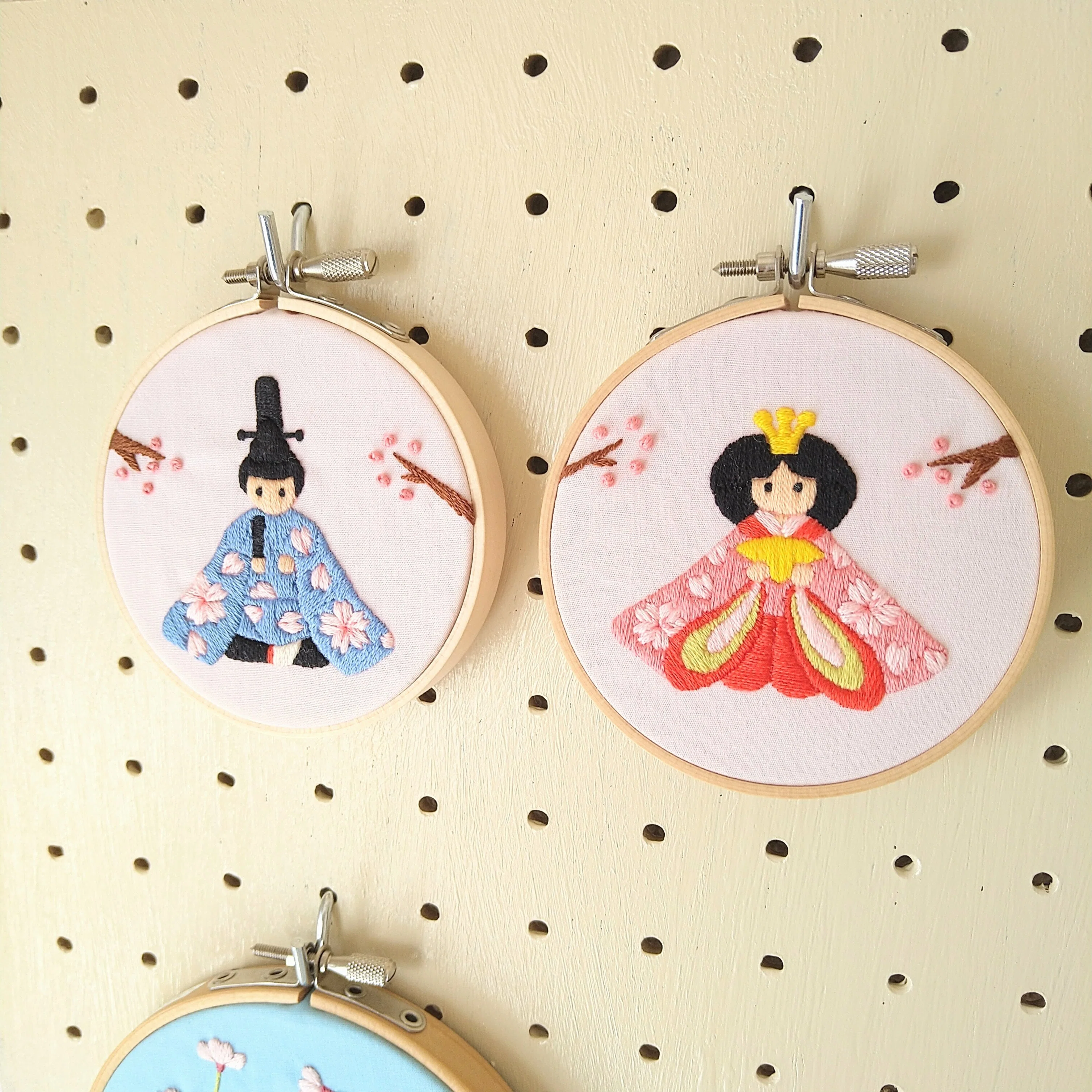 完成したひなまつりの刺繍枠を飾ってみよう🌸｜Apostrophe+s 刺繍雑貨作家