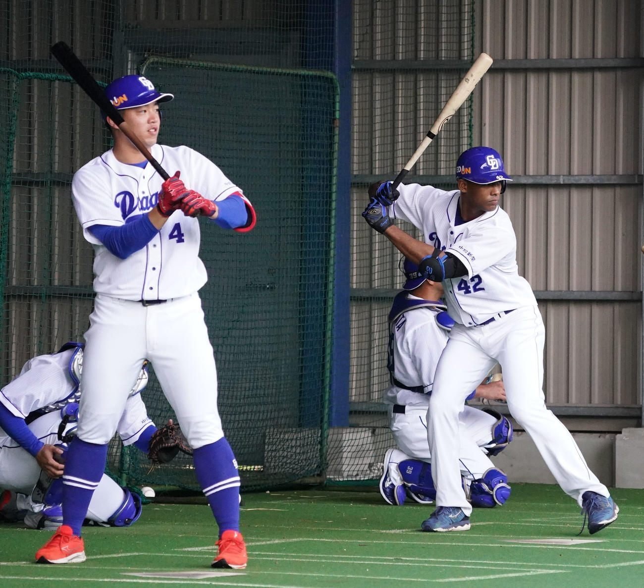 ユニフォーム的キャンプ最前線リポート a.k.a.阪神の新ユニフォームが