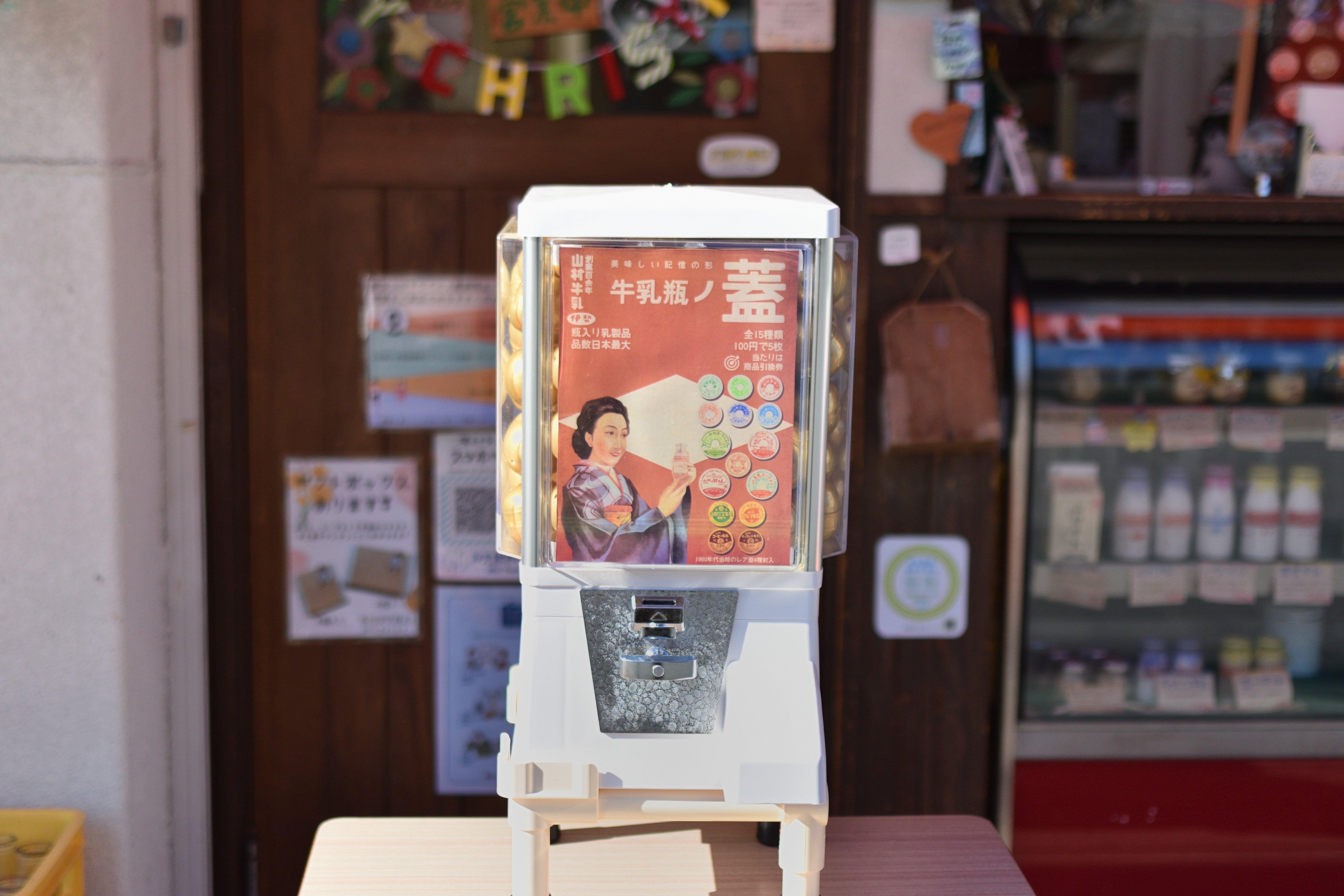一か月で1,000回販売のガチャが公式通販でも！懐かしの“牛乳瓶の蓋”を