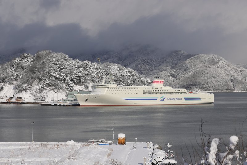 新日本海フェリー「すずらん」は、雪景色が似合いますね。「すずらん」は敦賀～苫小牧間のフェリーなので、舞鶴湾に停泊しているのは珍しい光景です。造船所で点検を受けているようです。