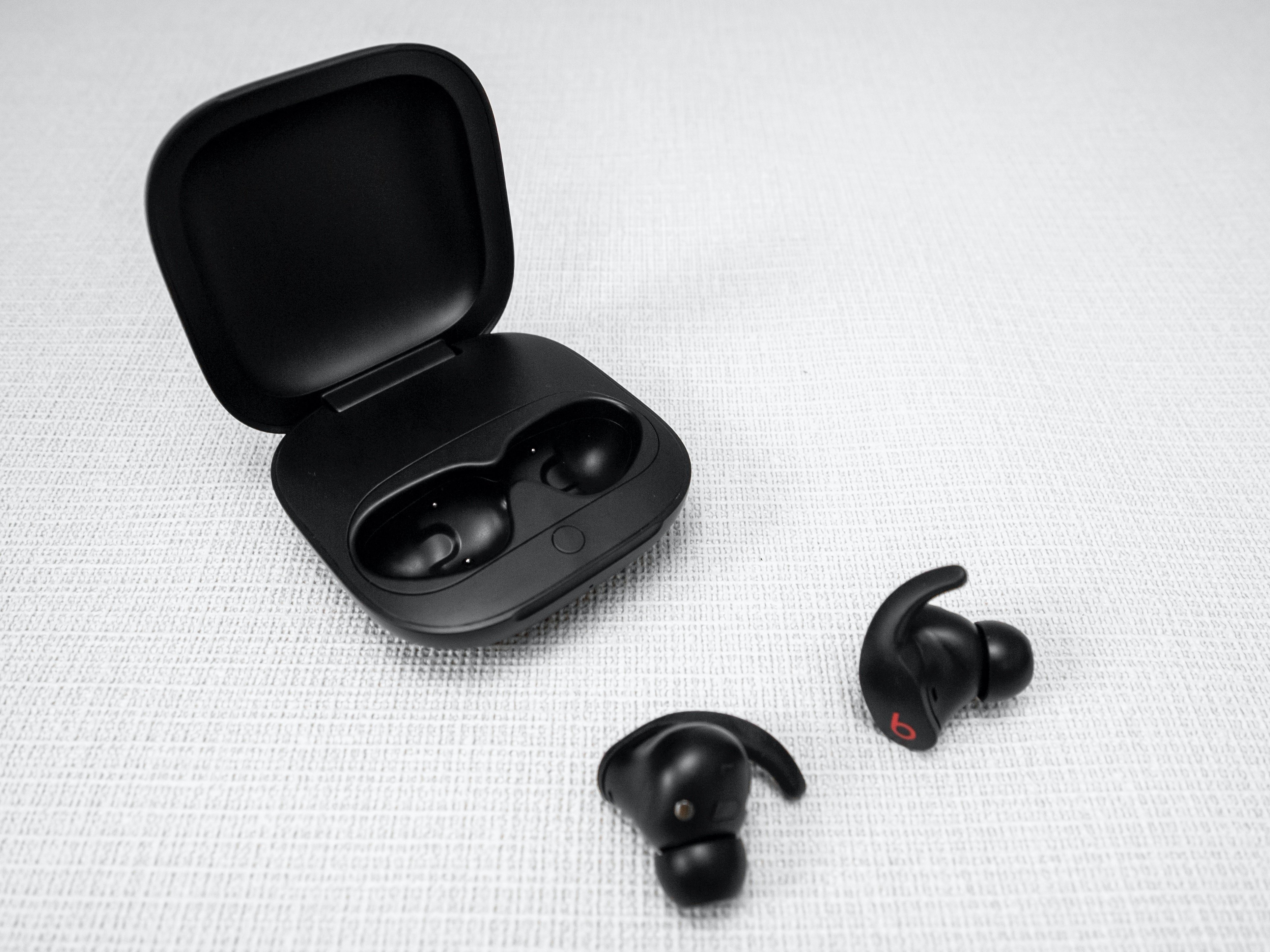 【動作確認済】Beats Fit Pro ブラック 本体＋充電ケース 美品 ついに日本に来た！Beats Fit Proの実力やいかに！｜有限会社