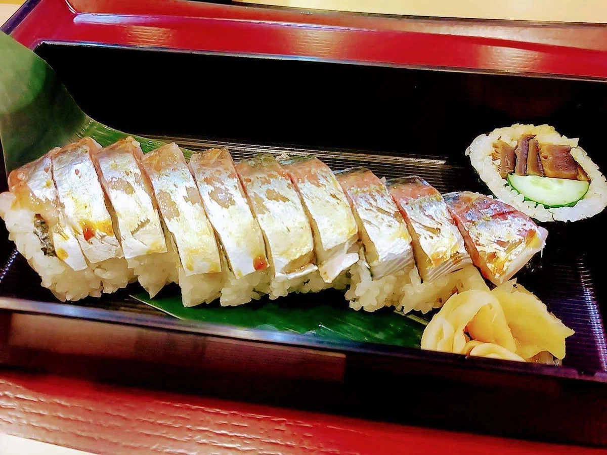【寿司常】 鯖寿司とバッテラの違いって何?知ってるようで知らなかった!元祖バッテラのお店訪問|ファイブペンギンズ