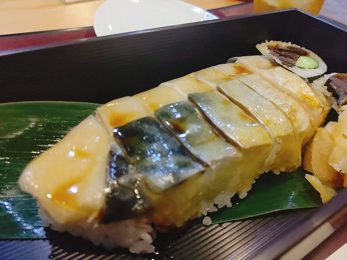 【寿司常】 鯖寿司とバッテラの違いって何?知ってるようで知らなかった!元祖バッテラのお店訪問|ファイブペンギンズ