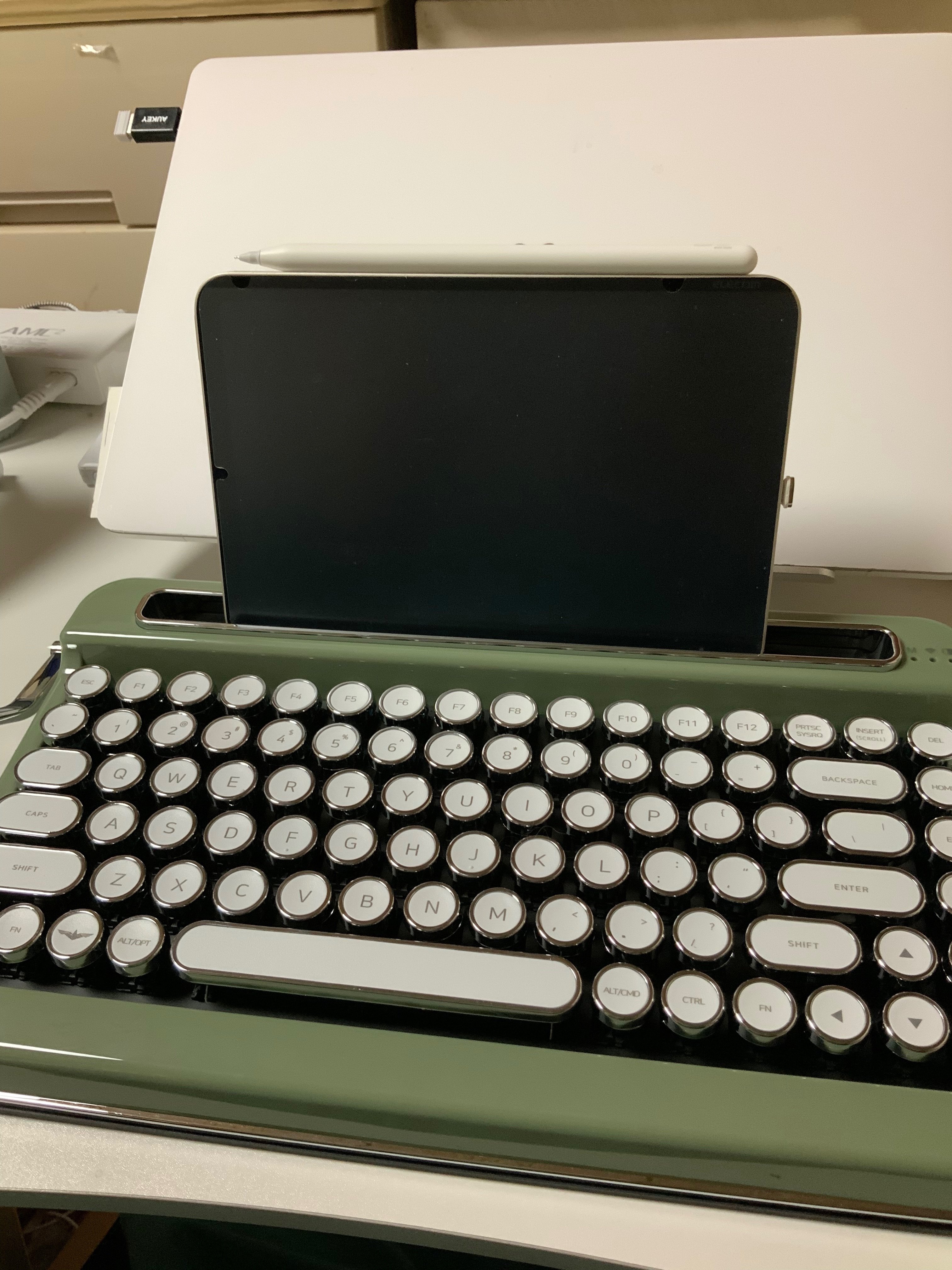 PENNAキーボード タイプライター型 家で一番高いキーボードが来ました