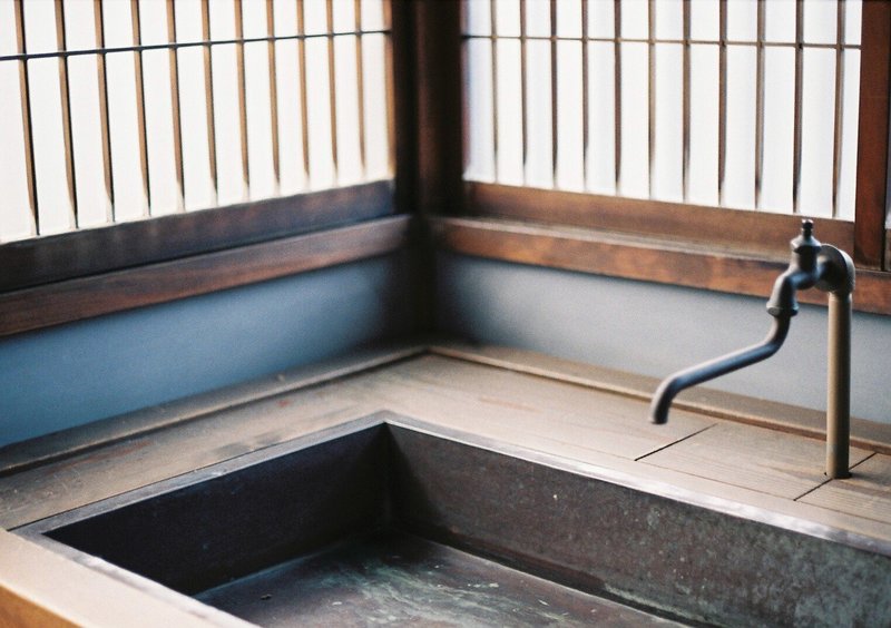 松戸にある戸定邸の洗面所の隅です。旧邸好きの自分にとって最高の場所でした。