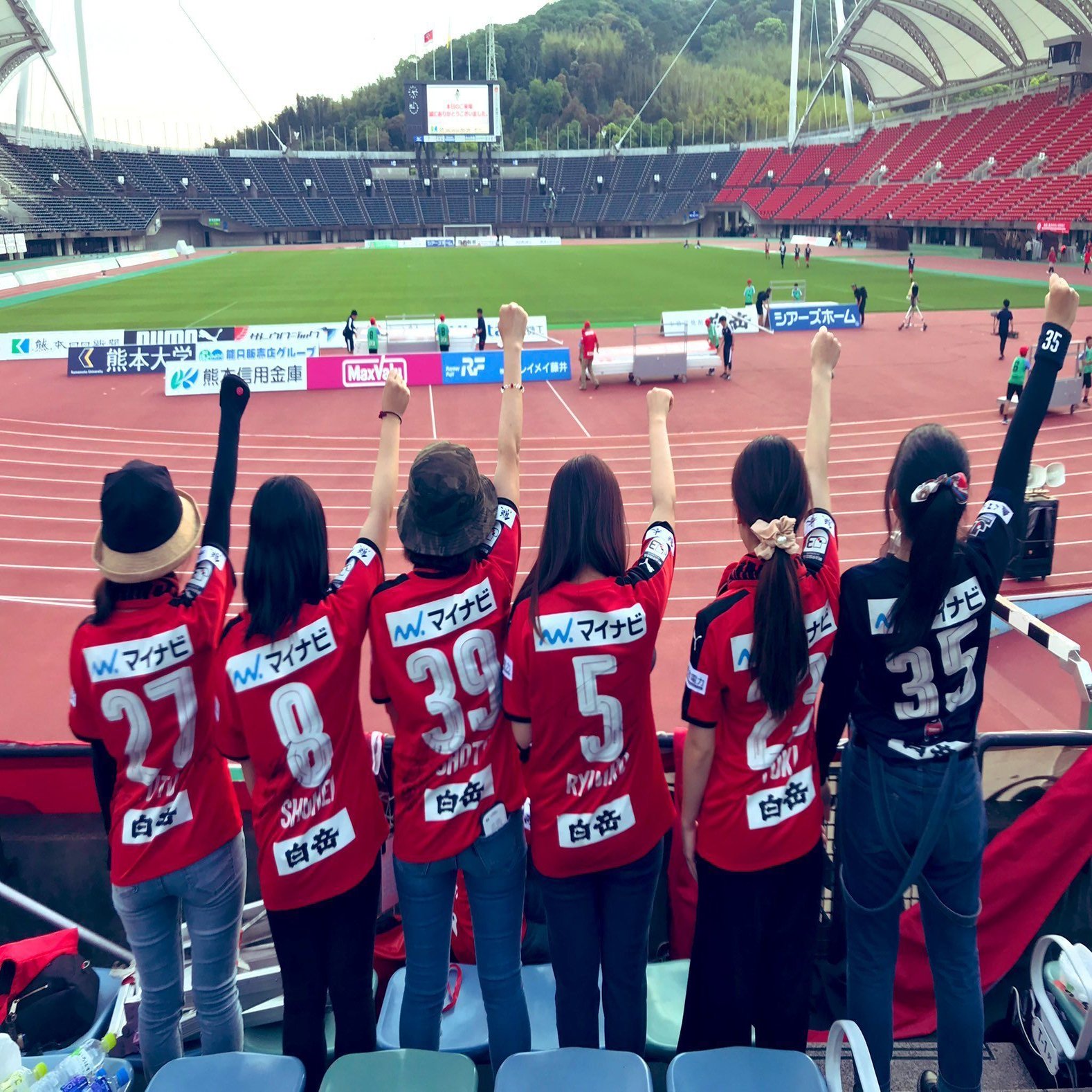 ロアッソ熊本を支えた 白岳パックハリセン の伝道師が語る 1本のハリセンが起こした大きなうねりとサポーターたちの深い絆について 白岳しろ 公式