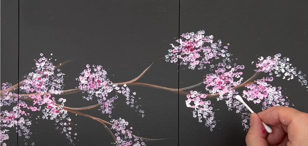 アクリル絵の具で「3枚のブラックキャンバスにピンクの花」を描いて