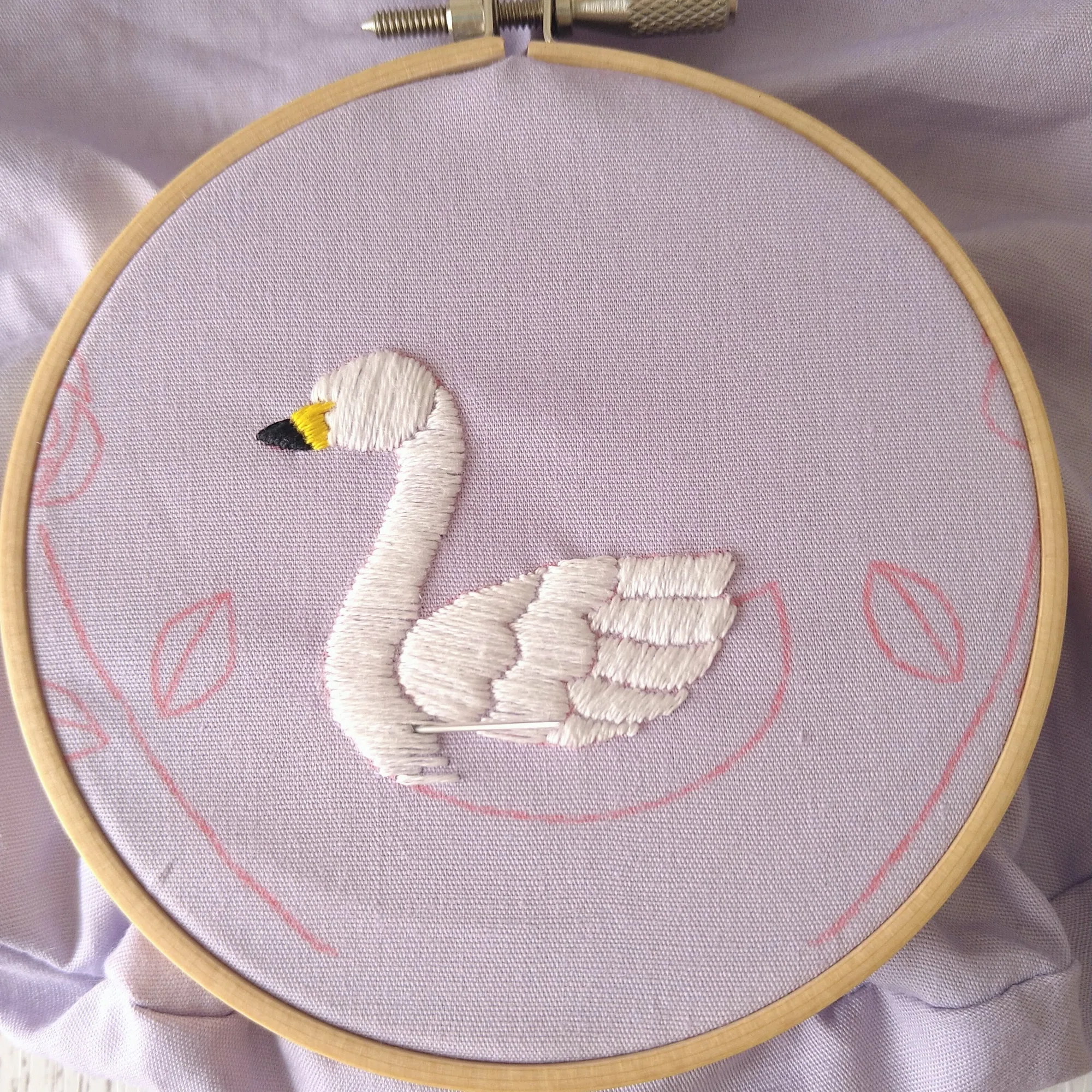 スワンとバラの巾着刺繍キットを作ろう?? ステップ13 〜白鳥の体の 
