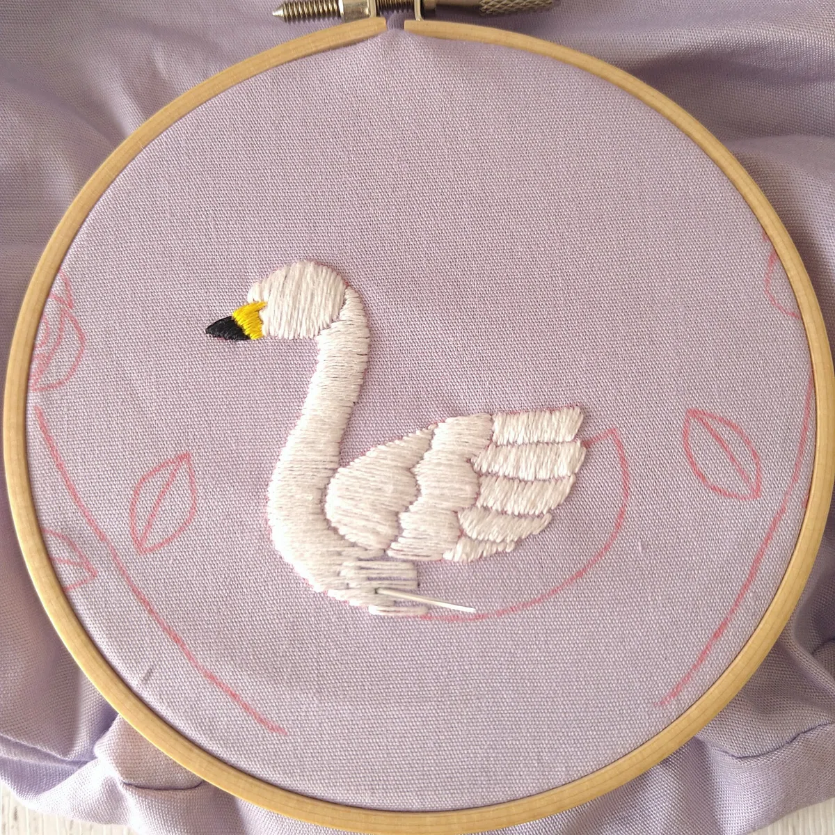 スワンとバラの巾着刺繍キットを作ろう🦢🌹 ステップ13 〜白鳥の体の 