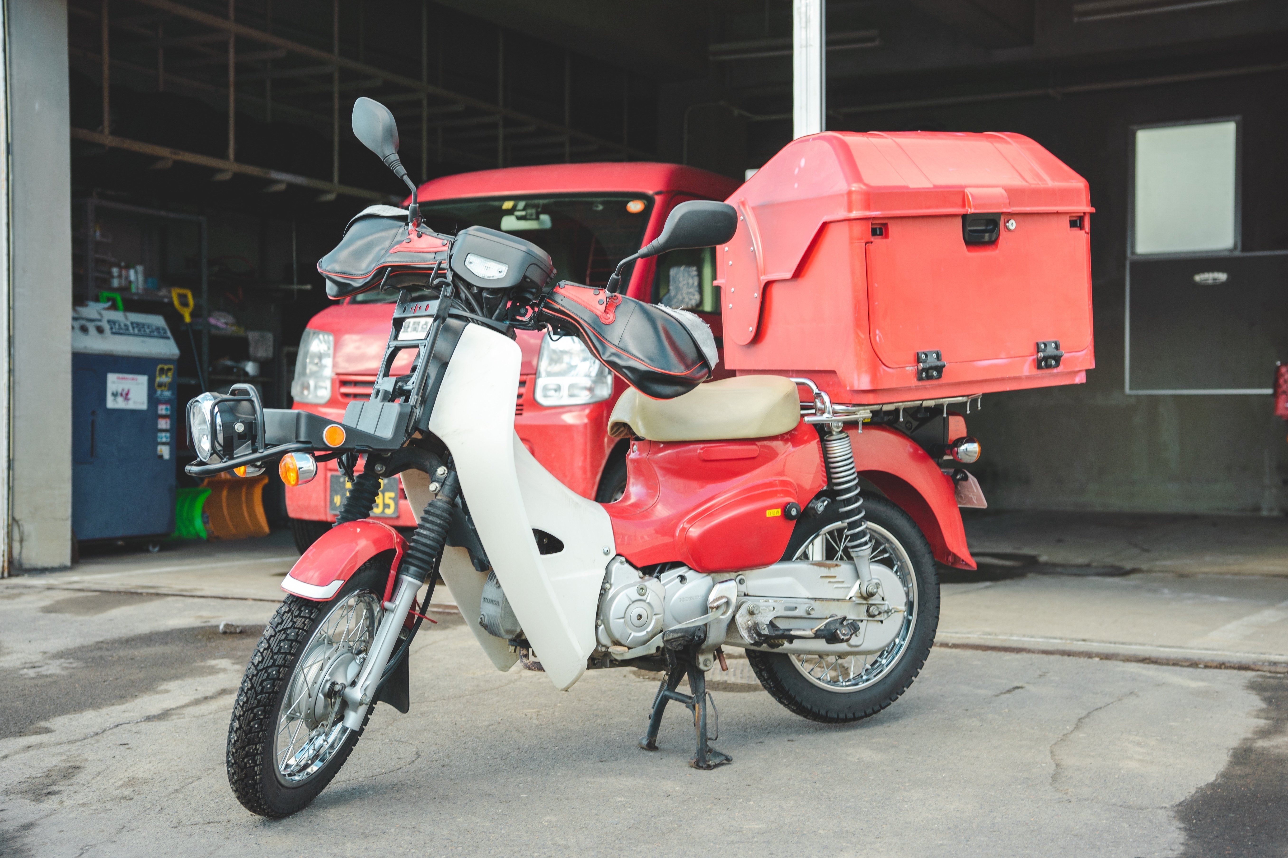 これぞ真のカブライダーだ！」  町で見かけるアノ赤いバイクが冬だろうと走り続けられる秘密を聞いた！｜阿寒町によってって！｜北海道釧路市阿寒町の暮らし情報ページ