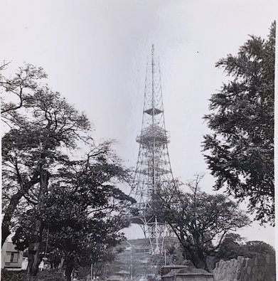 亡くなった父のアルバムを整理していたら出てきた建設途中の東京タワー。ずいぶん上までできているので昭和32年頃？　東京タワーは私の故郷です。