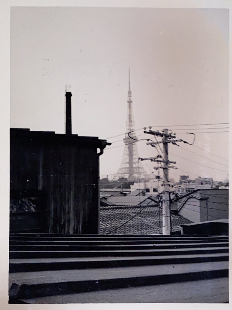 昭和30年代の終わりか40年の初め頃の写真が出てきた。高い建物が何もなかったので、部屋の窓から当たり前のように東京タワーが見えた。左の煙突は銭湯かな？　この頃は東京タワーが鳴らすチャイムで一日が動いていた。嘘のような本当の話。