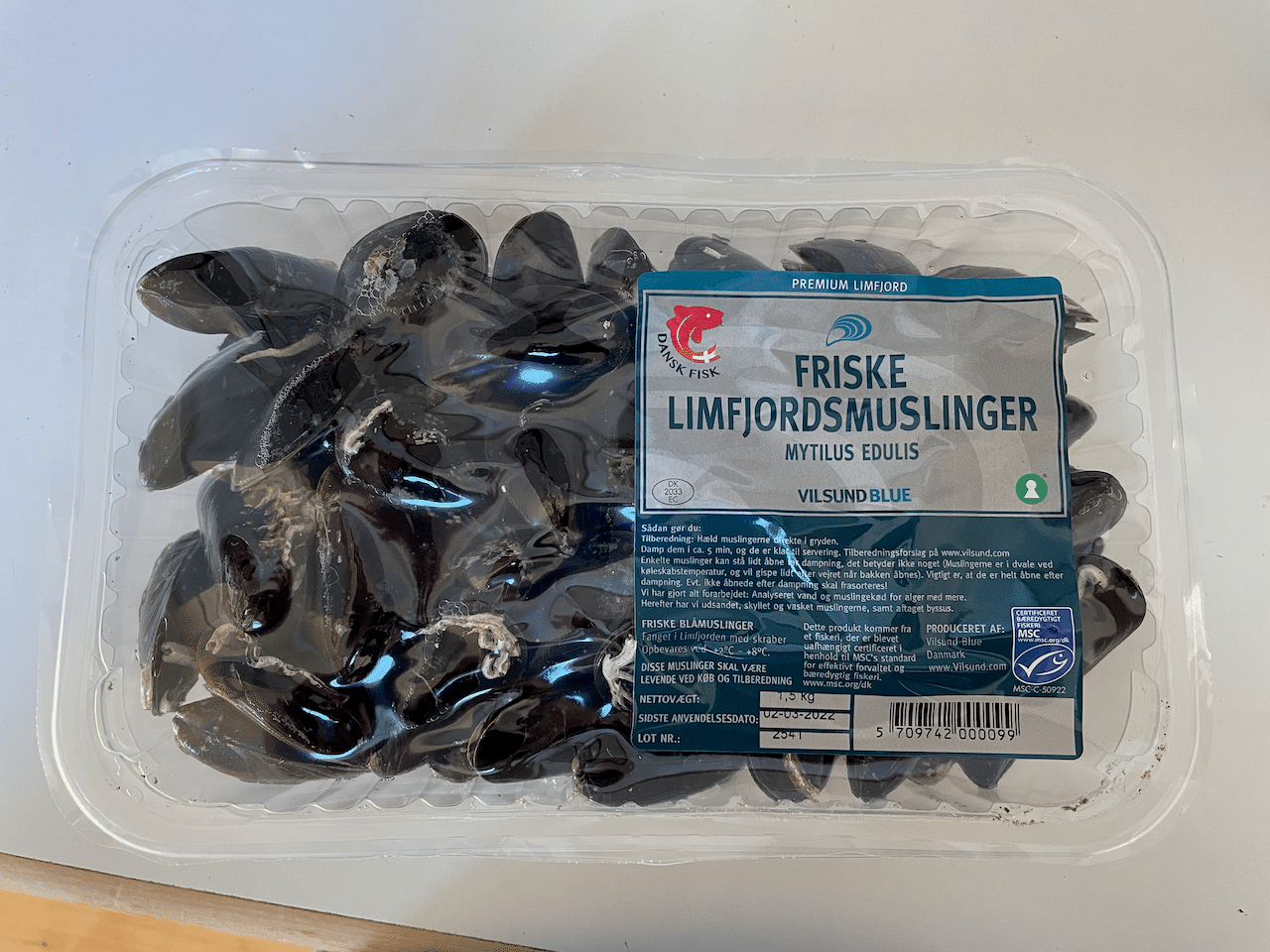 というわけでズッシリと重いムール貝を買ってきました! ちなみに産地はデンマークのユトランド半島北部にある「リムフィヨルド」という海峡。海峡と言っても川のように細長く、砂洲が多いので貝の養殖が盛んな地域だそうです。 画像2