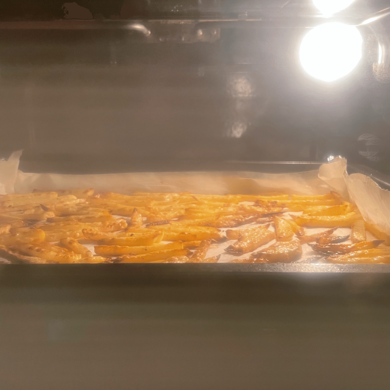 本場ベルギーでは、ムール貝の突き合わせはフライドポテトと決まっているそう。そこで、じゃがいもを柵状に切り、蒸している間にオーブンでカリッと焼くことにしました〜 画像7