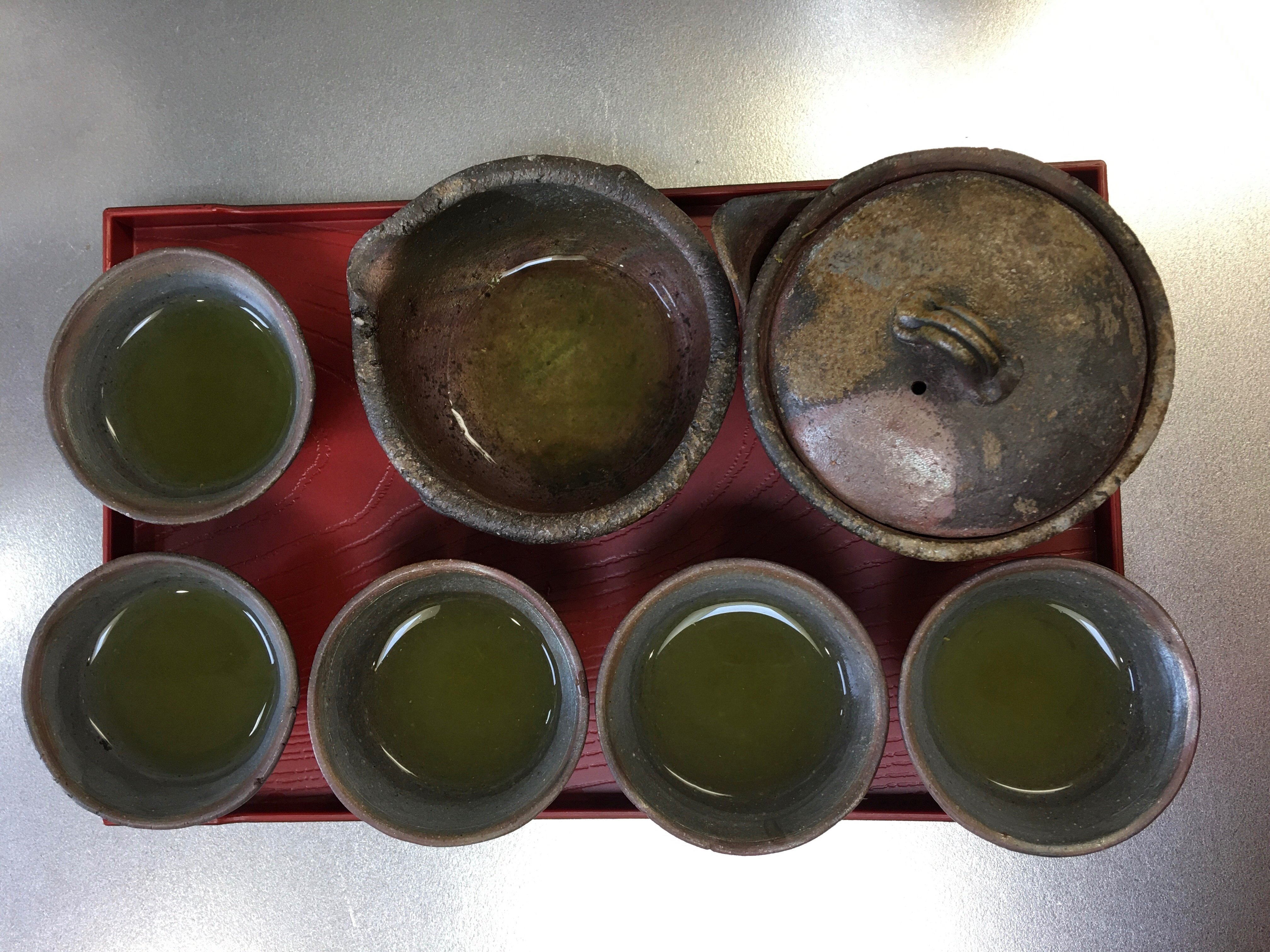 宝山  茶入  煎茶道具  茶道具 茶道具 茶入 / 四滴茶入（鉄山作） 木箱入り 寸法:鉄釉5.5×10cm
