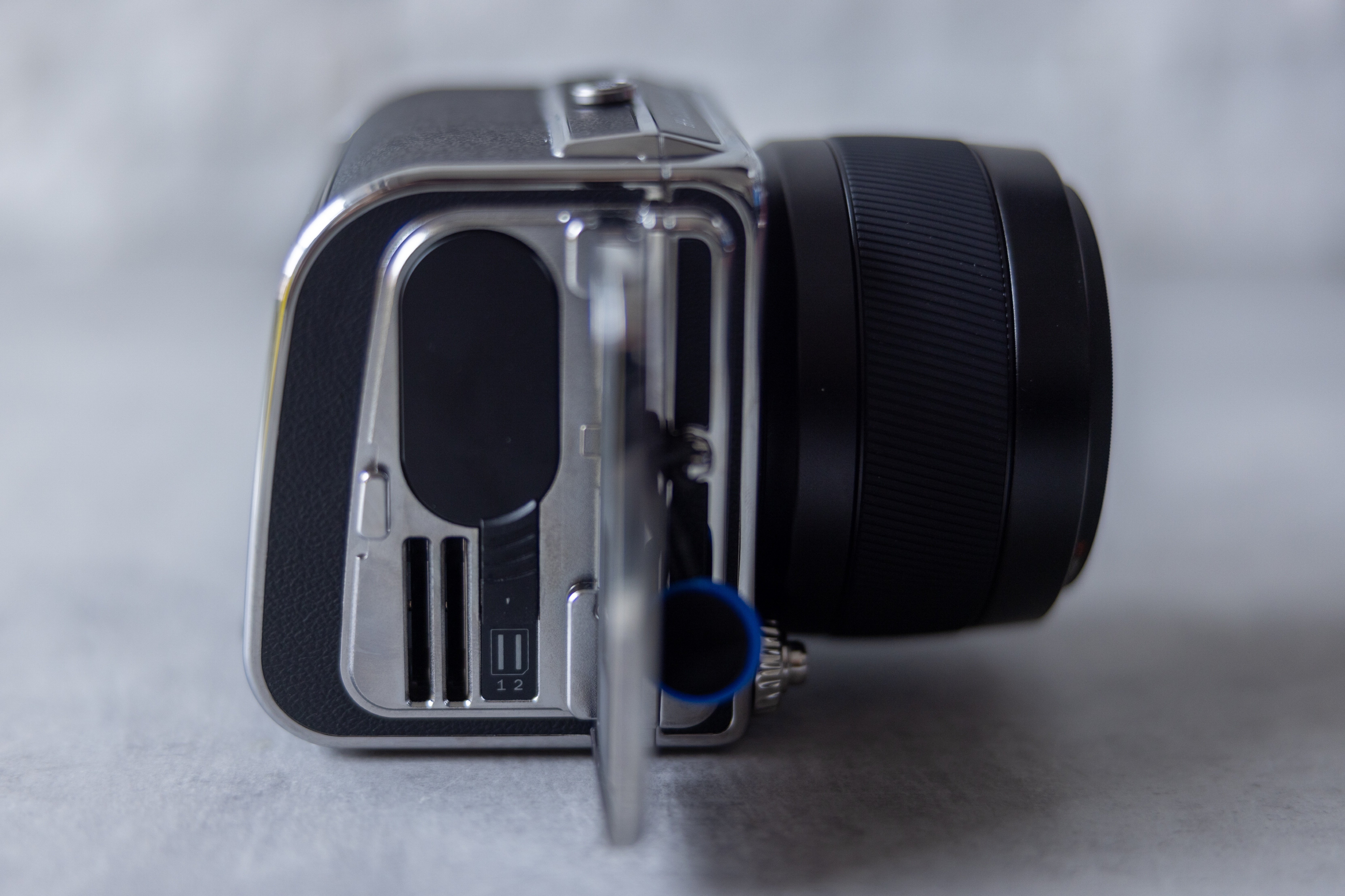 090 少し不便くらいがちょうど良い！超コンパクト中判デジカメ