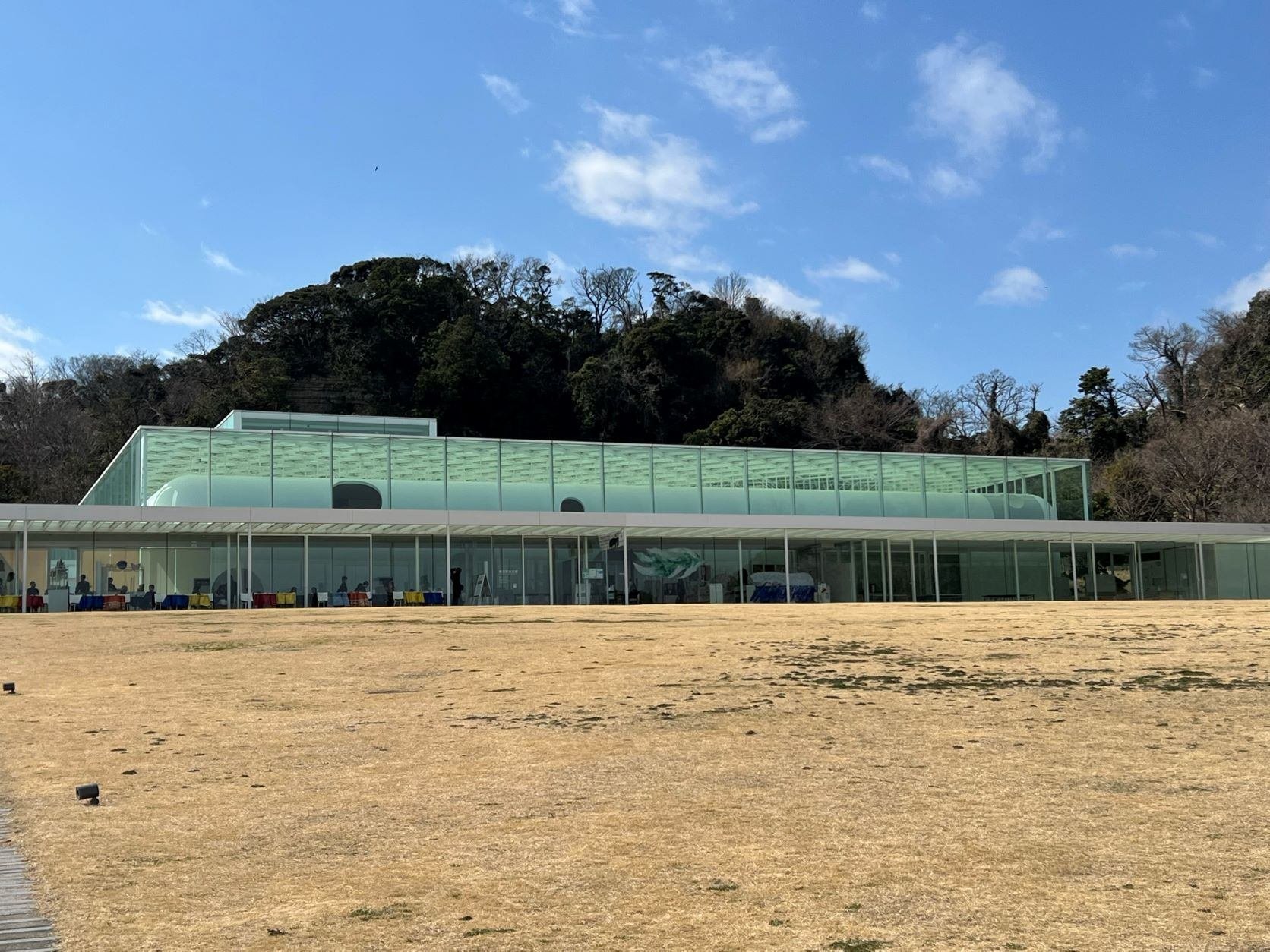 景観と一体化した美しい美術館「横須賀美術館」 – Yokosuka