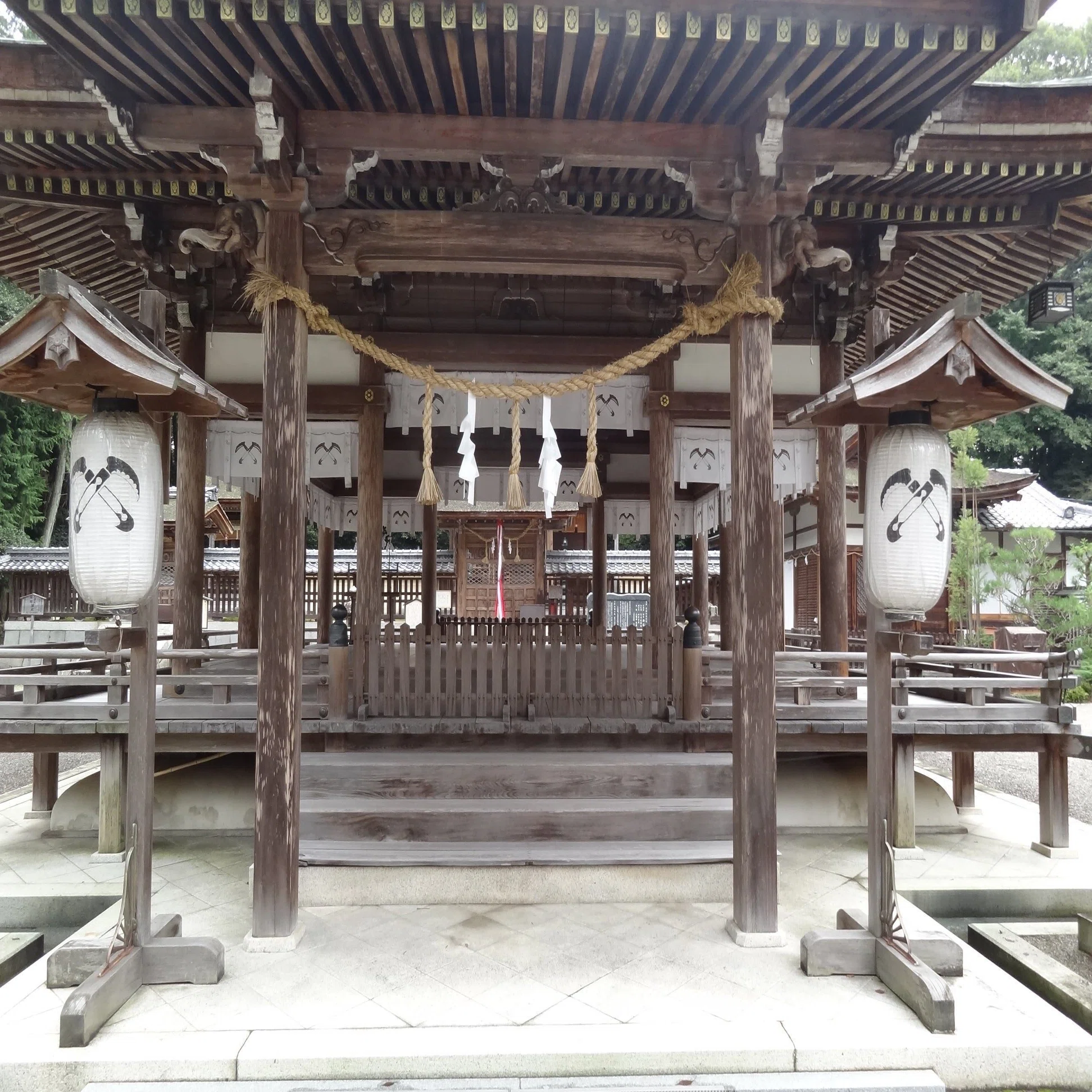 奥 石 神社