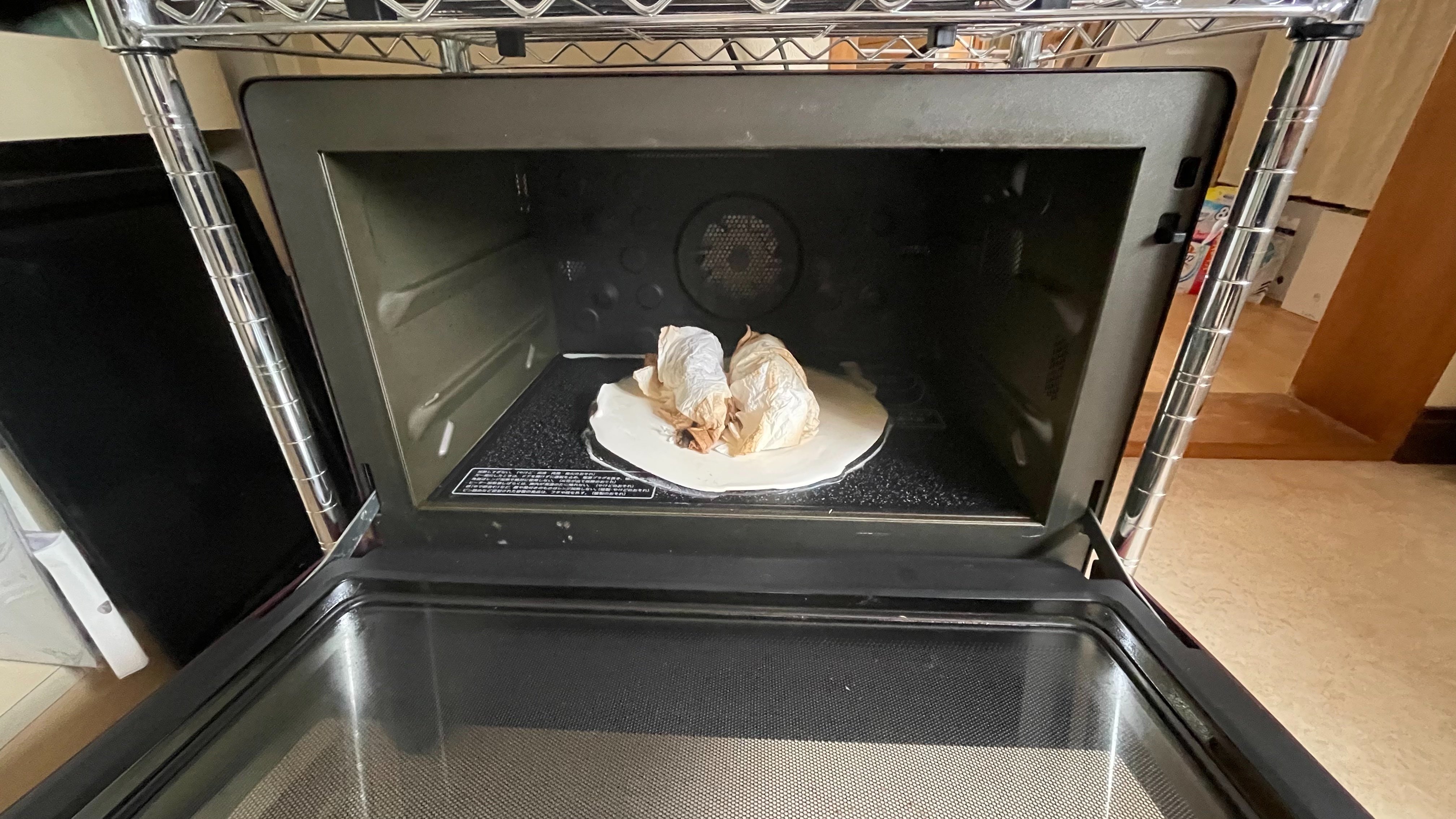 なにかがついたお皿