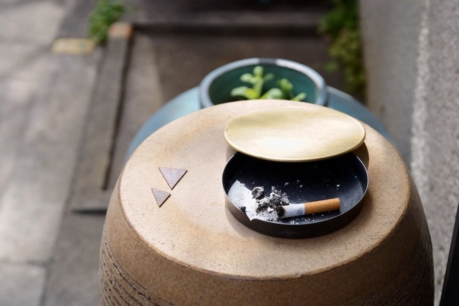 ⑧【毎日値下げ！】金属製円形灰皿 抽象デザイン ⑧【毎日値下げ！】金属製円形灰皿 抽象デザイン