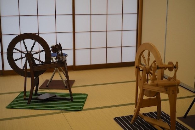 木製 糸紡ぎ車（糸車）伝統的デザイン 木製 糸紡ぎ車（糸車）伝統的デザイン