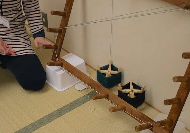 4 紡いだ糸で手織りする｜（株）クラシカウンシル