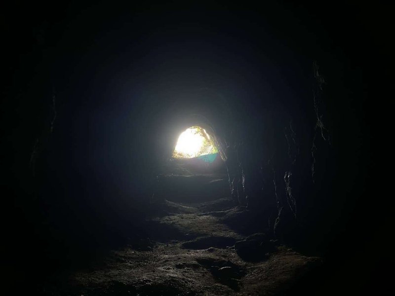 洞窟内に差し込む光