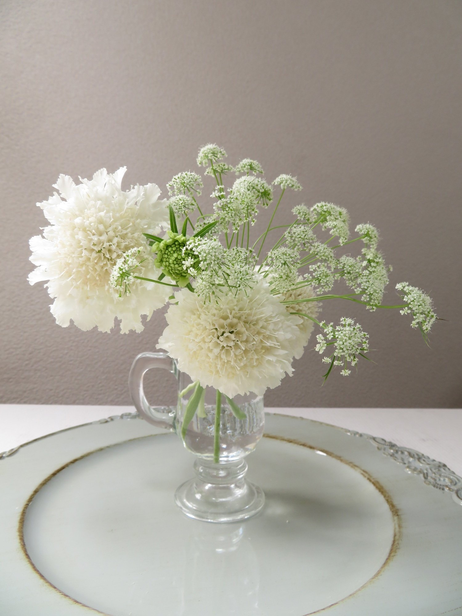 花瓶に生けられた白い花 花瓶に生けられた白い花の写真素材 [7003132] - PIXTA