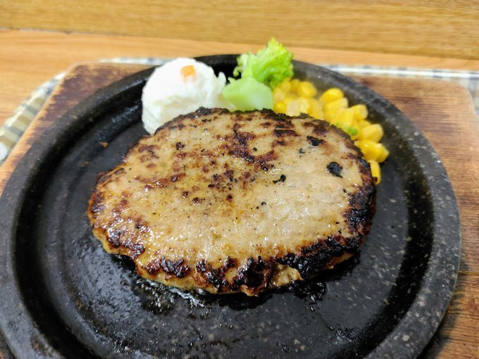 このあいだ、新浦安イオン１階にある「石焼きハンバーグ　はんばーぐきっず」でいただいたわらじハンバーグです。こういうシンプルなハンバーグも好きなんですよねぇ。ごちそうさまでした。 