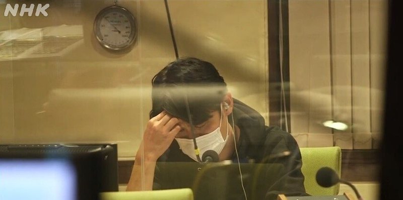画像 ラジオブース内の筆者