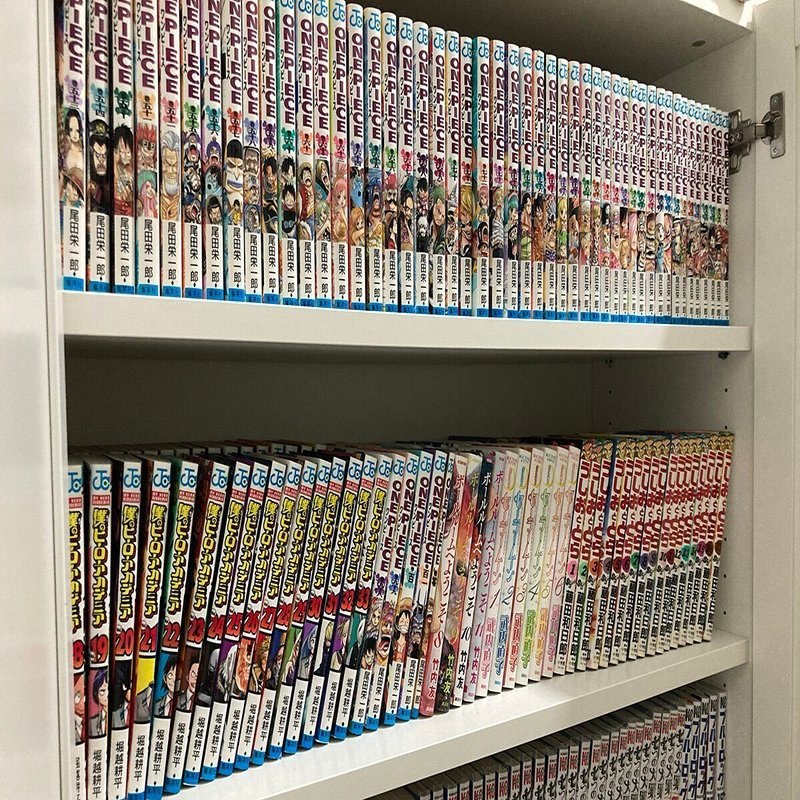 漫画の背表紙が揃った大好きな本棚｜mone｜楽しいおうち時間