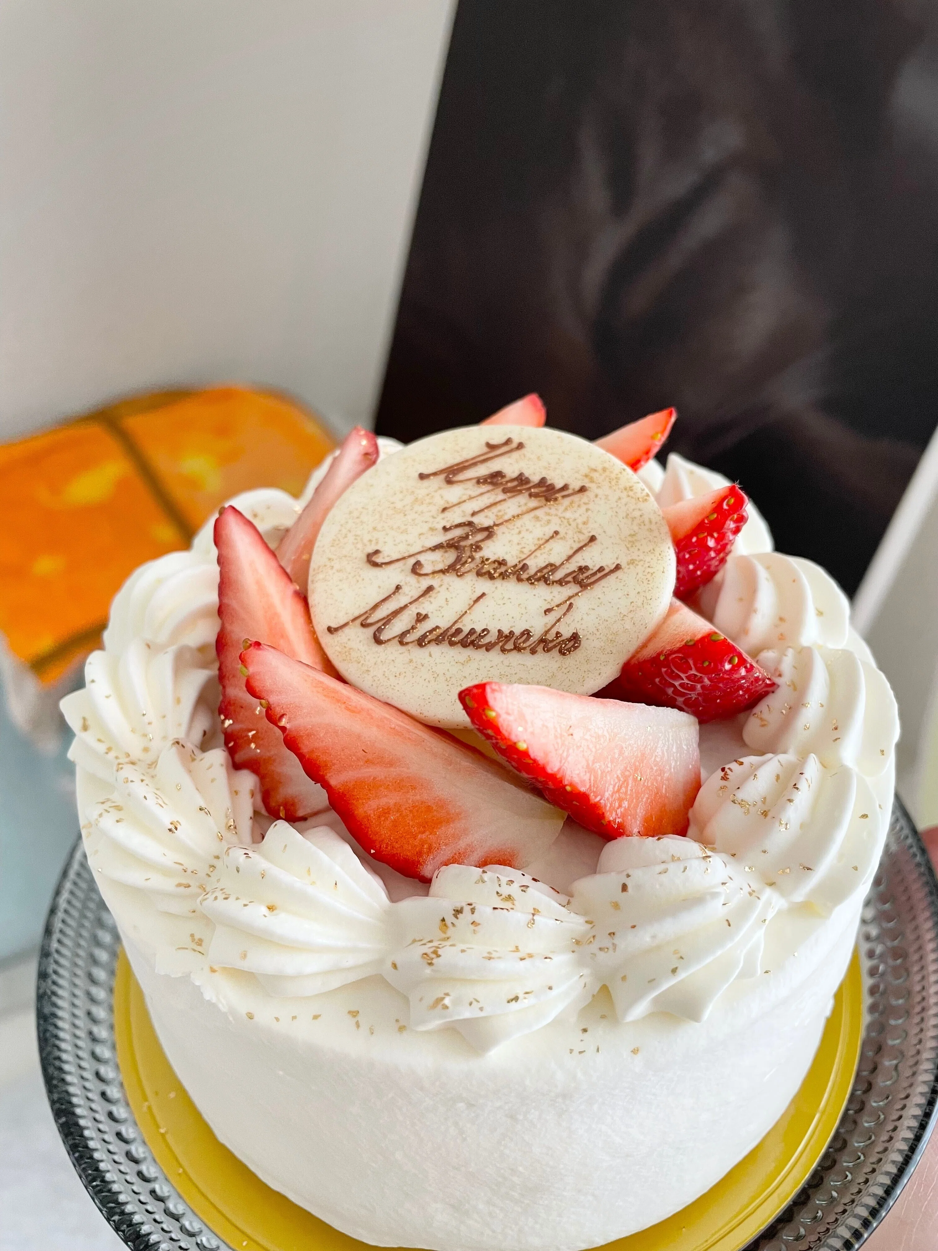 お誕生日はホールケーキを食べると決めている｜みちゅねこ