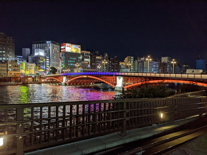 台東区～墨田区　隅田川上に架かる吾妻橋。昼間は青い空に赤いボディが映え、夜は煌びやかなライティングで街を賑やかにしてくれる。