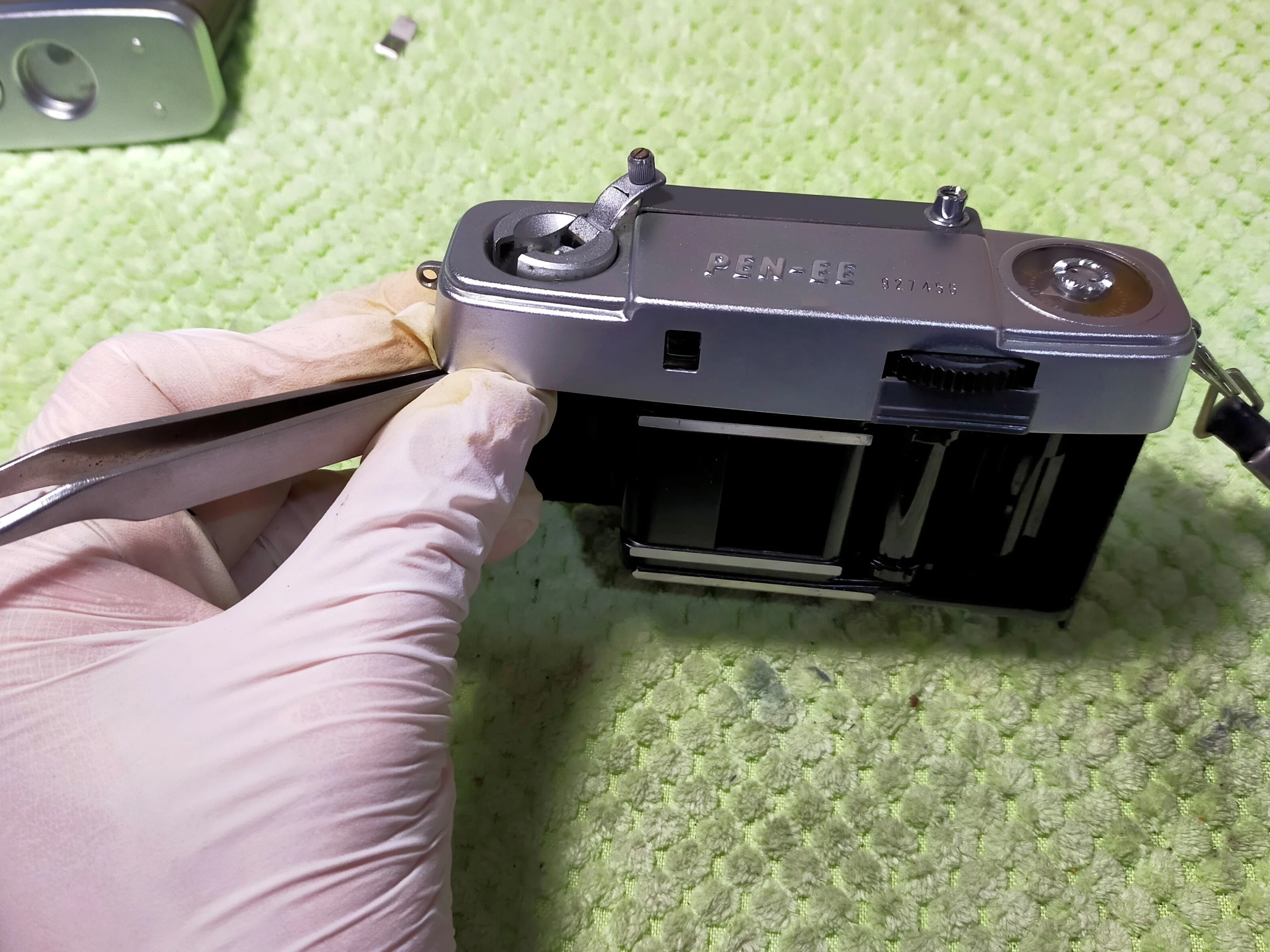 Olympus Pen EEの分解｜フィルムカメラ修理のアクアカメラ