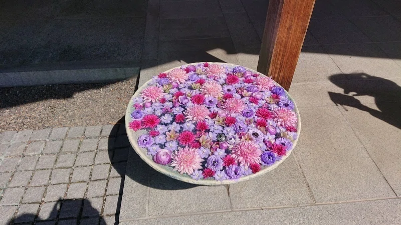 行田八幡神社の花手水april 22 山河比呂志 Note
