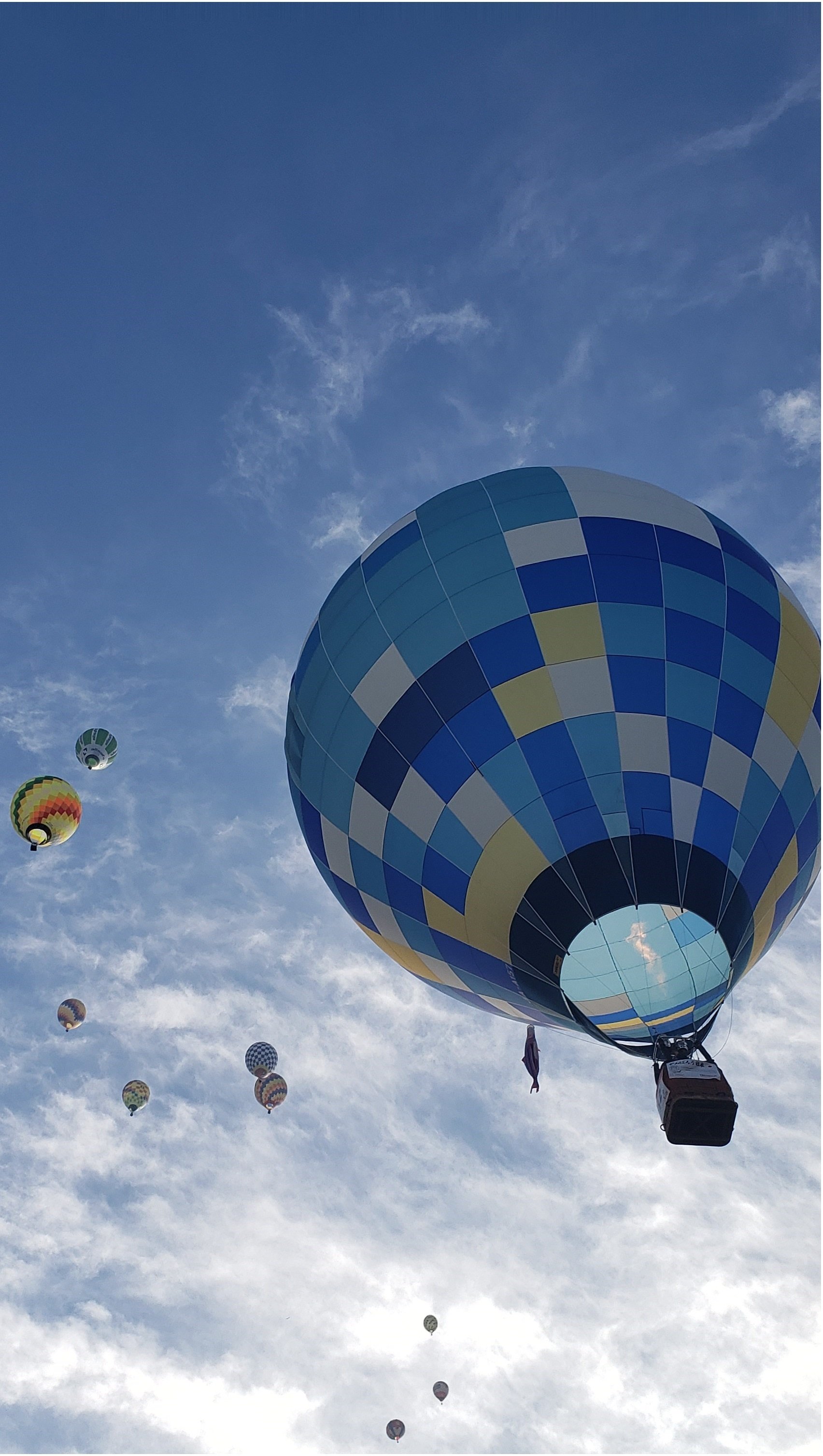 行くあても見つけずに 空に浮かぶ気球に乗って 流されていきたいな Taka315 Note