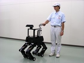 四足歩行型のロボット盲導犬の写真