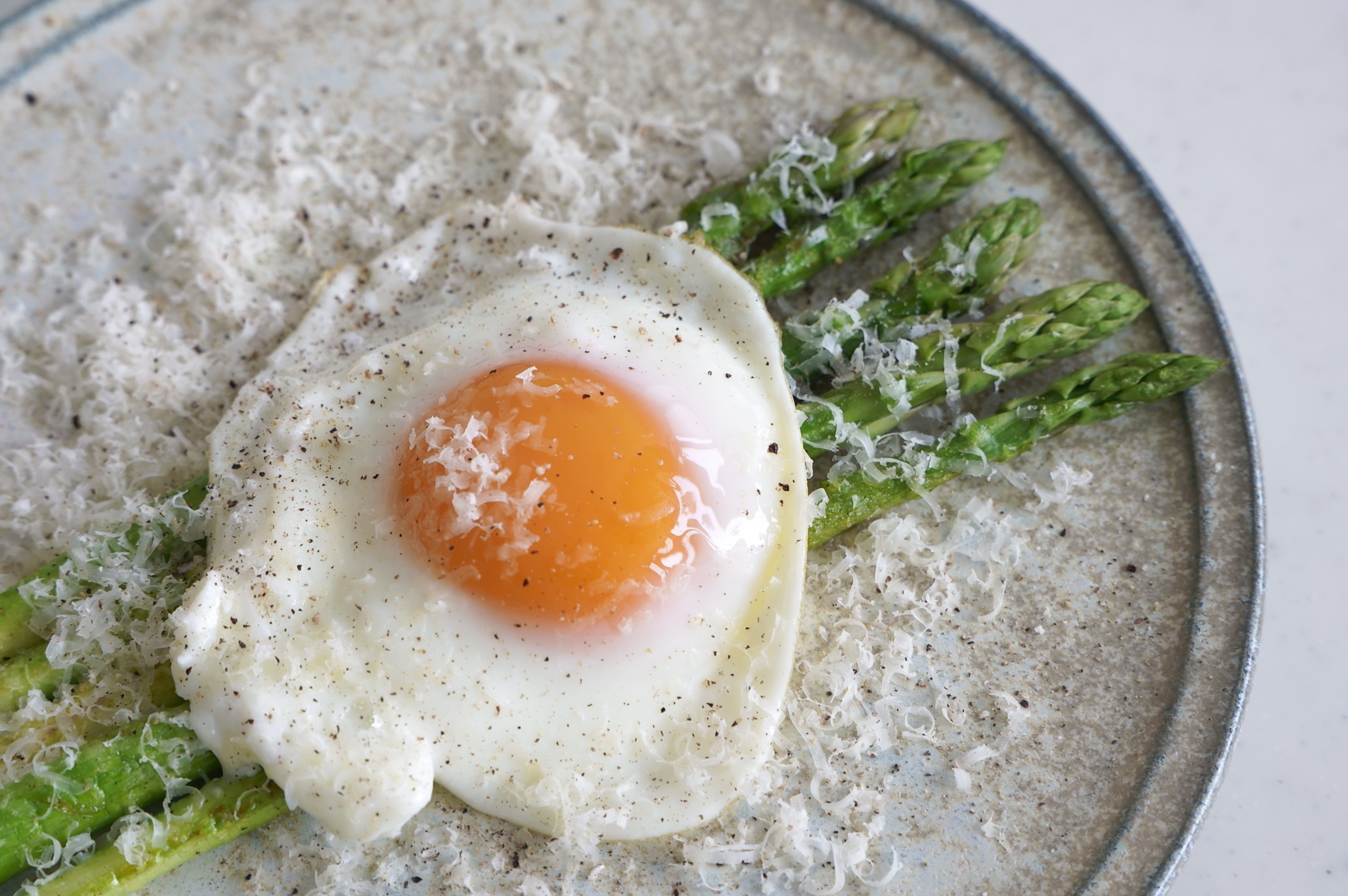 アスパラガスと目玉焼き｜樋口直哉(TravelingFoodLab.)