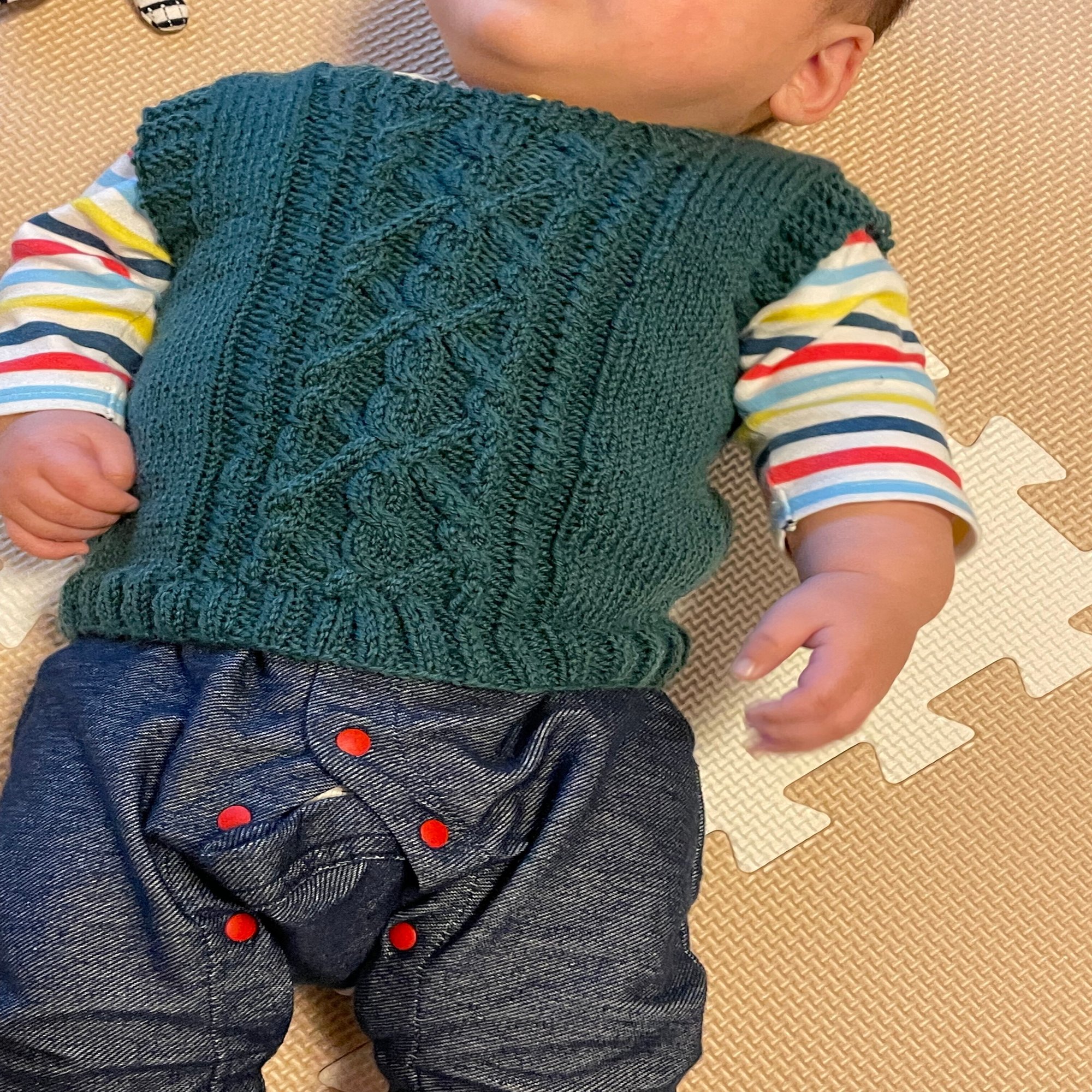 ぐるぐる編む 交差模様のベビーベストの編み図 おだんご Note